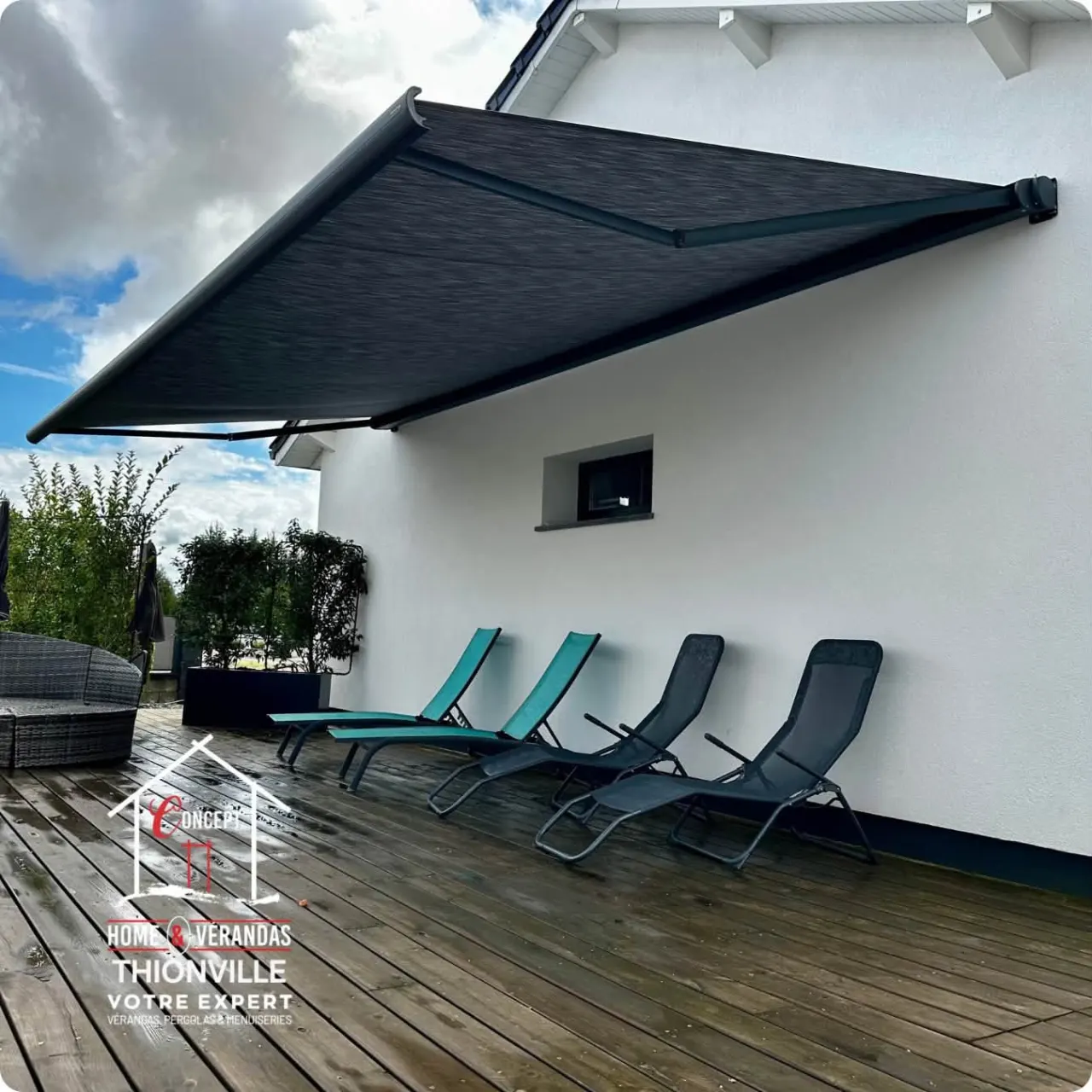 Store banne solaire AMBRE AUTONOME déployé au-dessus de la terrasse à Havange