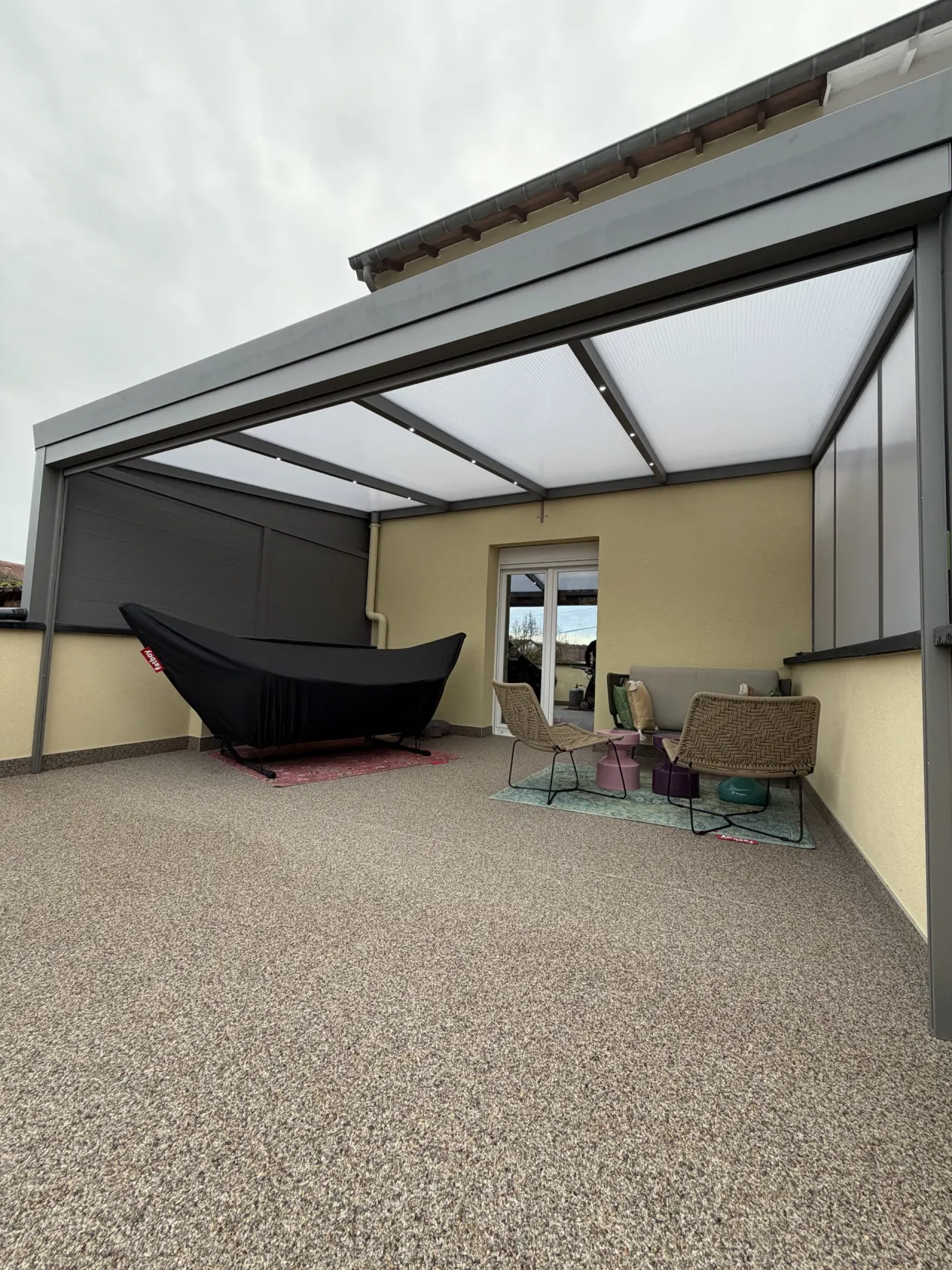 Pergola fixe en aluminium laquée gris anthracite avec plaque polycarbonate avec leds intégrés