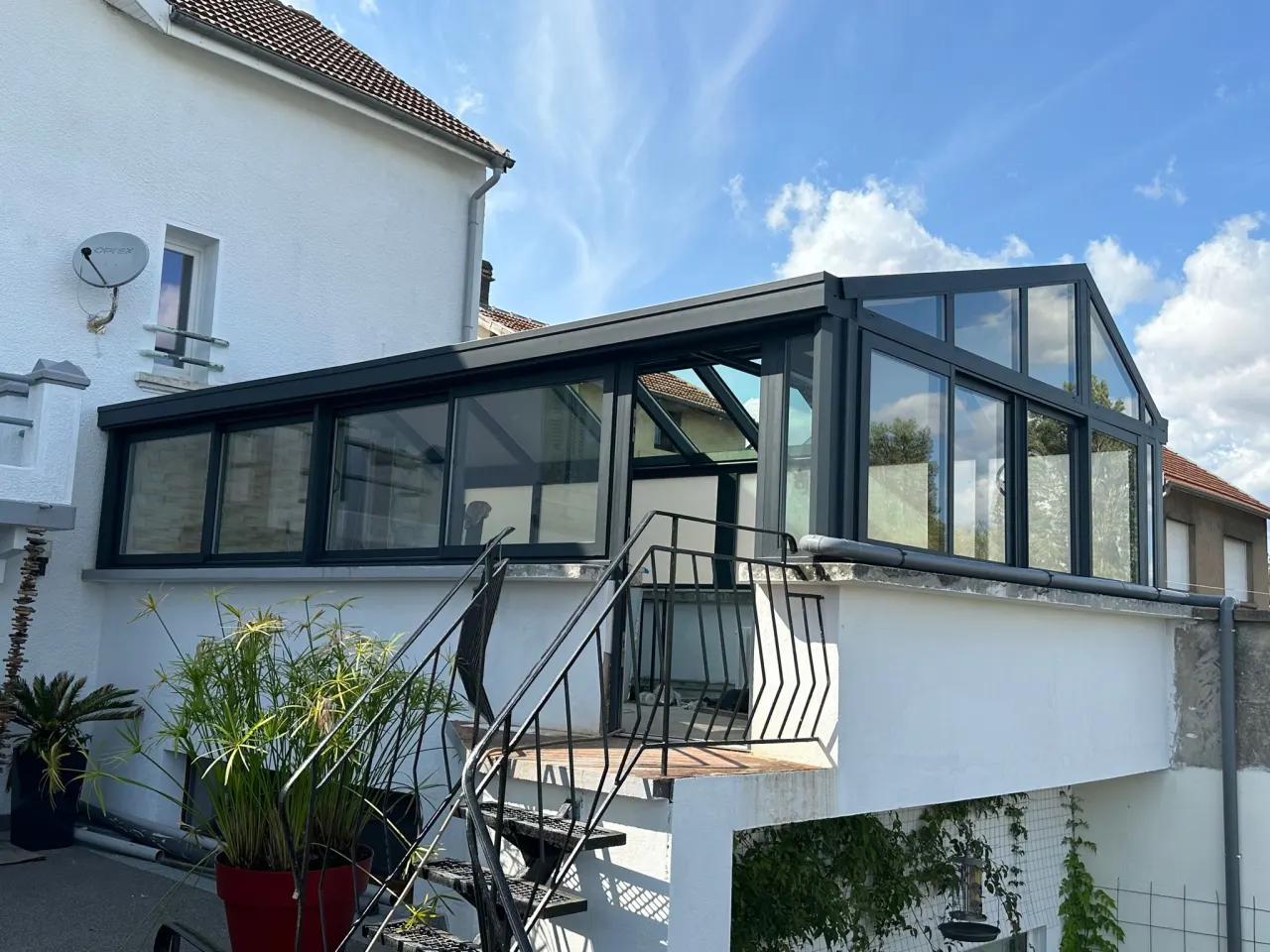 Véranda en aluminium gris anthracite avec toiture en triple vitrage 55m