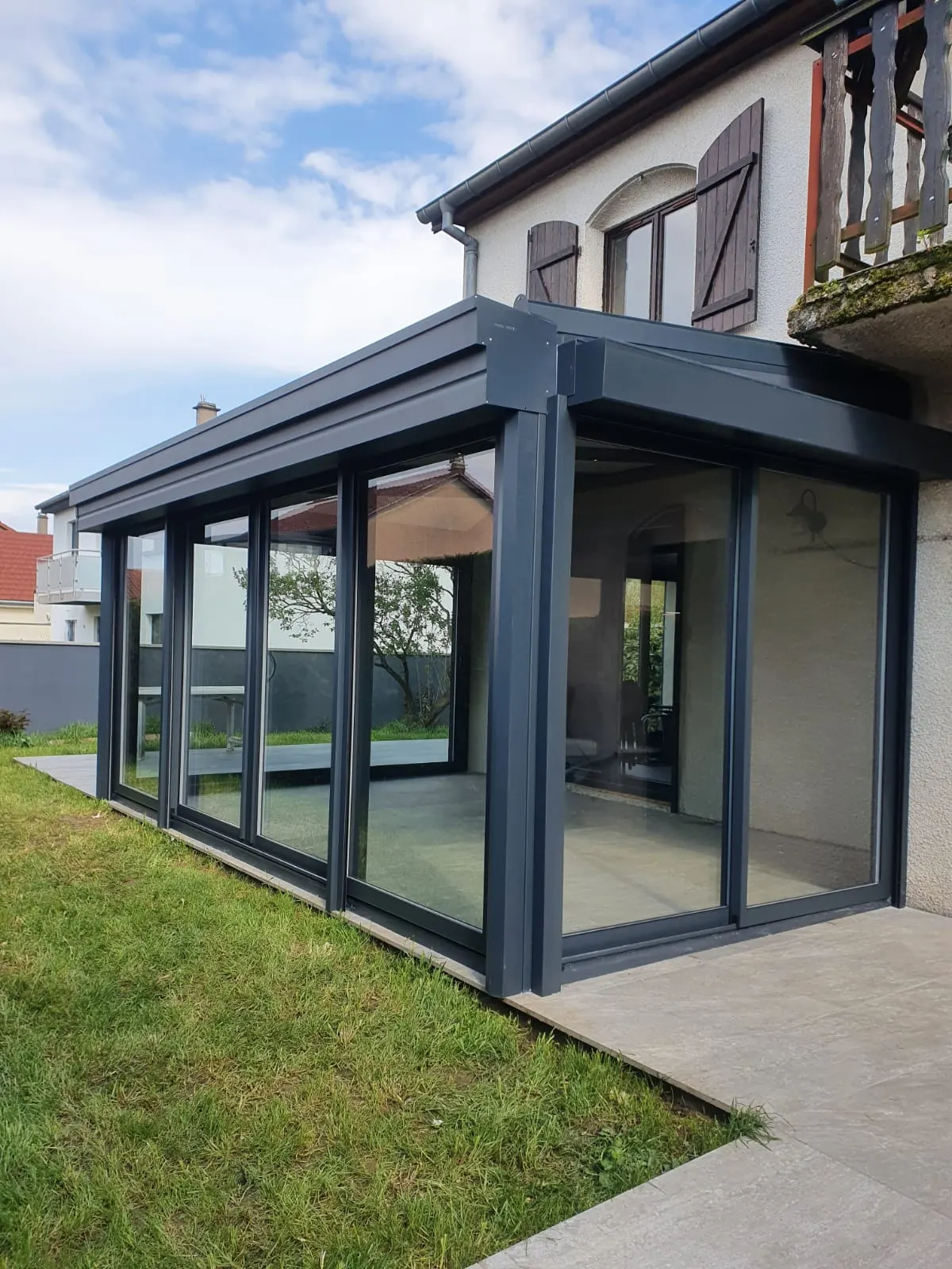 Véranda en aluminium laqué gris anthracite avec toiture en aluminium isolé 85mm blanc intérieur/ardoise extérieur