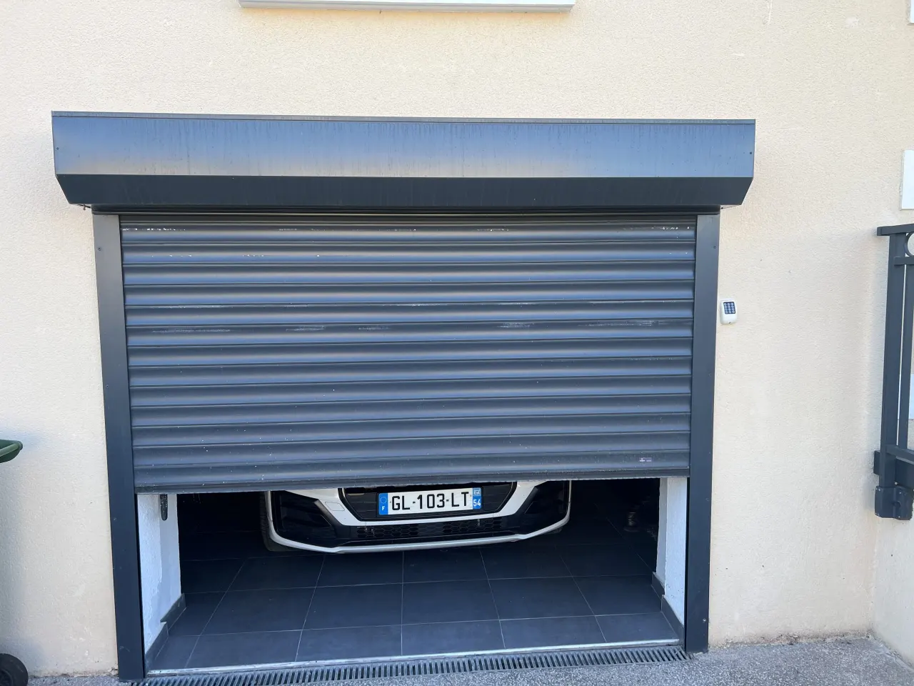 Porte de garage enroulable en aluminium laquée gris anthracite avec manoeuvre motorisée