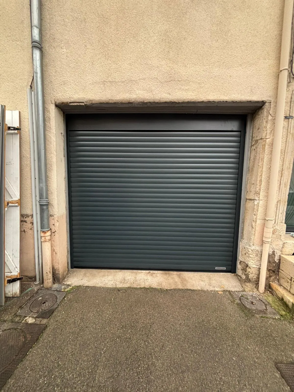 Porte de garage enroulable laquée gris anthracite avec manoeuvre motorisée