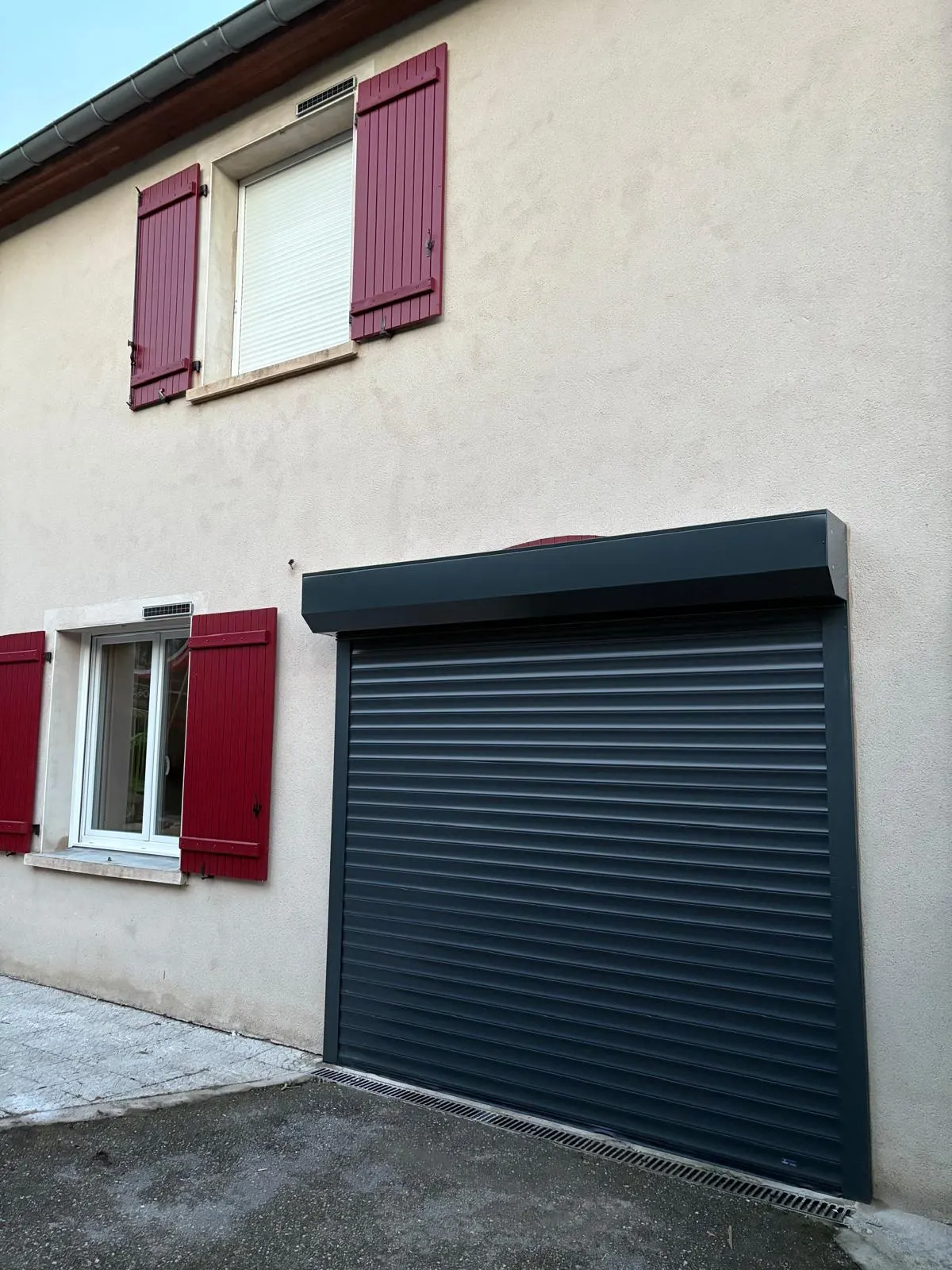Porte de garage enroulable en aluminium laquée gris anthracite avec manoeuvre motorisée