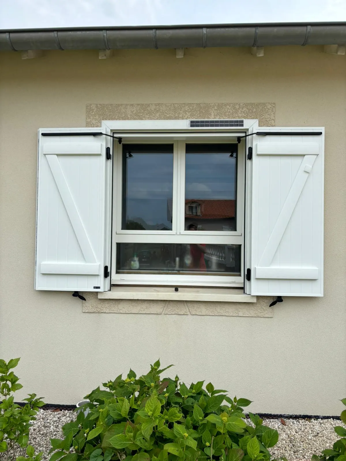 Volets battants solaires en aluminium avec pré cadre avec capteurs et motorisations solaires