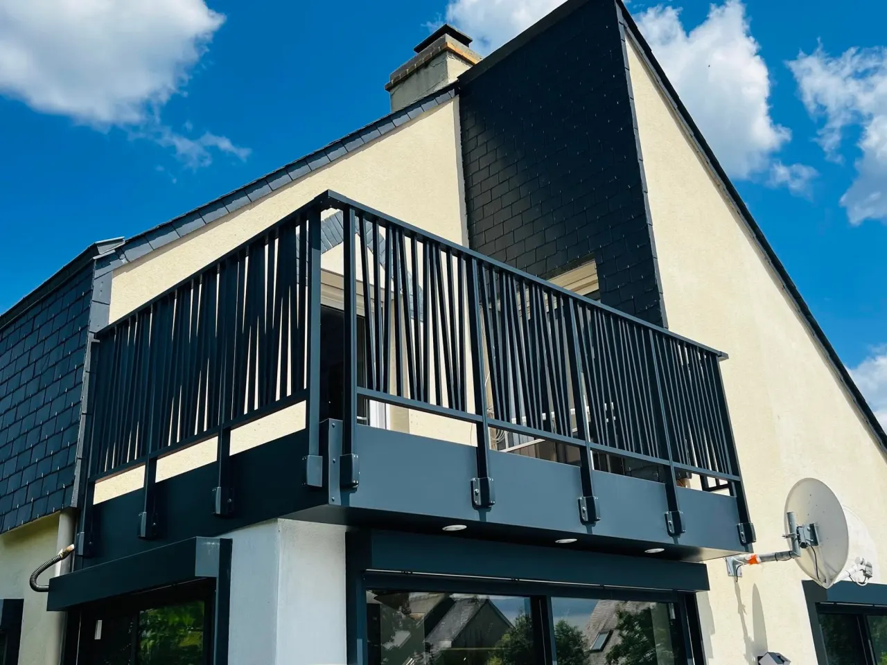 Garde corps en aluminium laqué gris anthracite avec barreaudage vertical