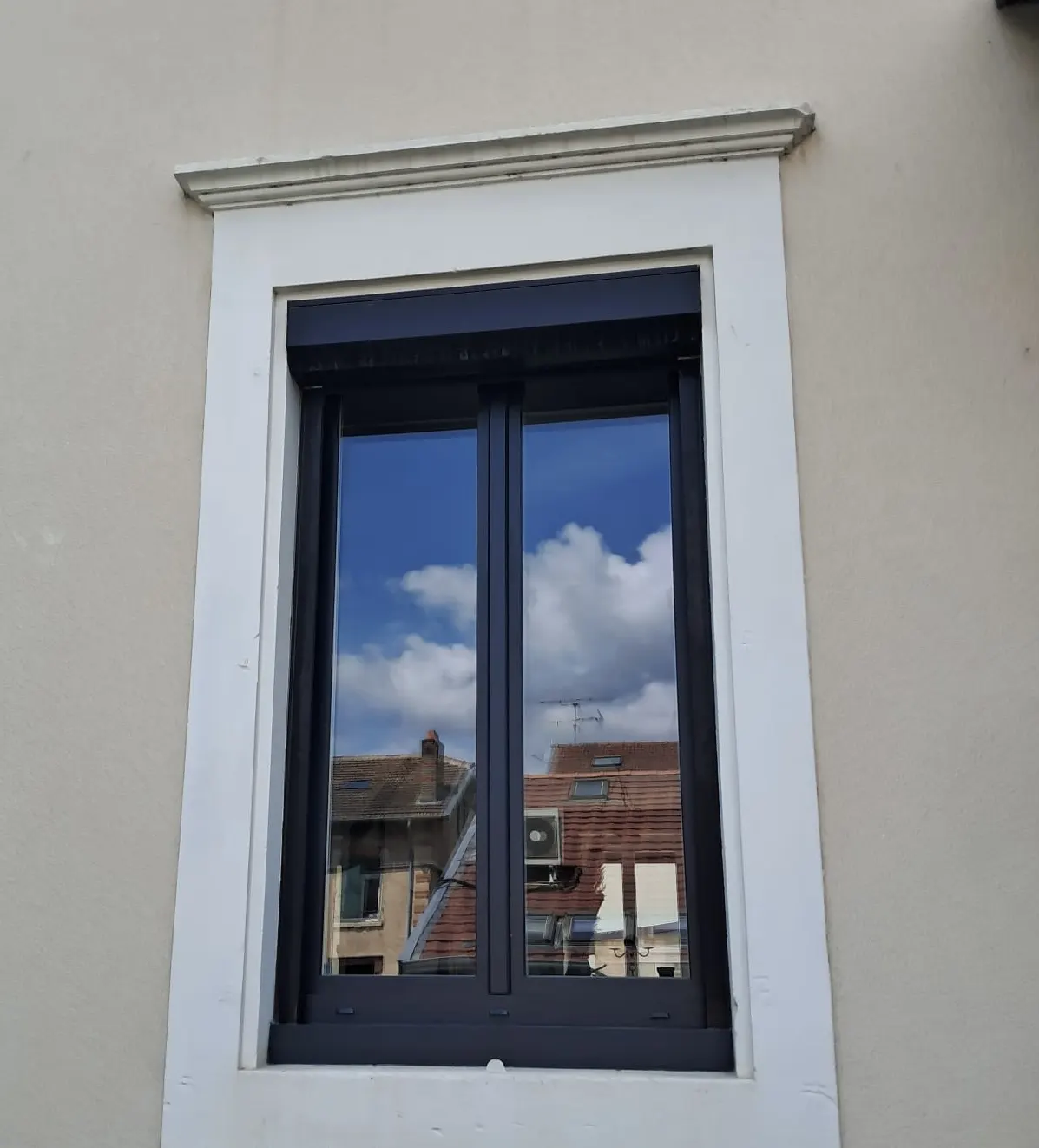 Fenêtre en aluminium laquée blanc intérieur et gris anthracite extérieur avec 2 vantaux et ouvrant et dormant renforcés
