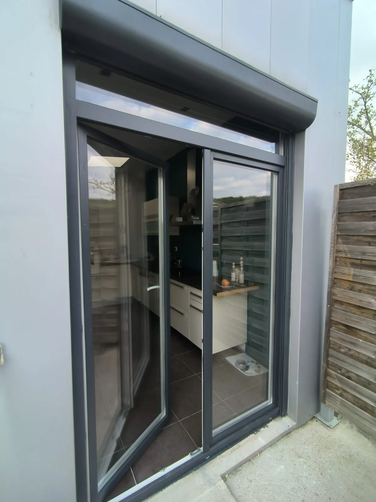 Fenêtres en aluminium ouvrant et dormant renforcés avec 2 vantaux et blanc intérieur/ gris anthracite extérieur