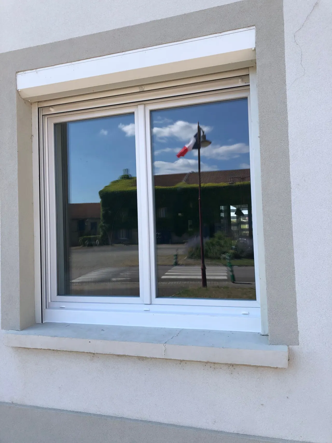 Fenêtres deux vantaux en PVC blanc avec dormant et ouvrant renforcés