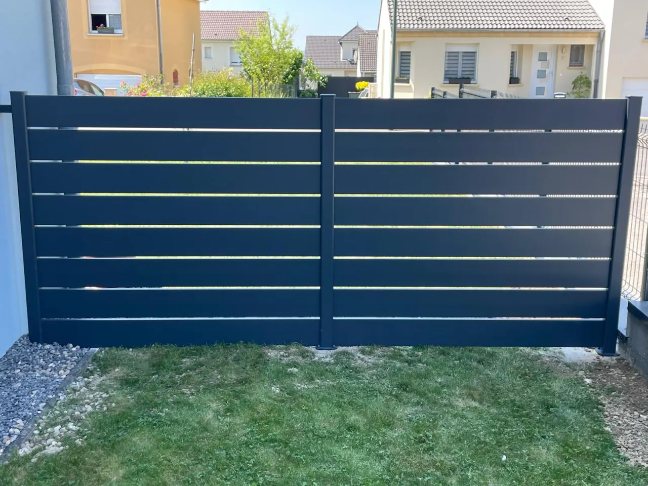 Cloture en aluminium laqué gris anthracite avec lames ajourées et pleines