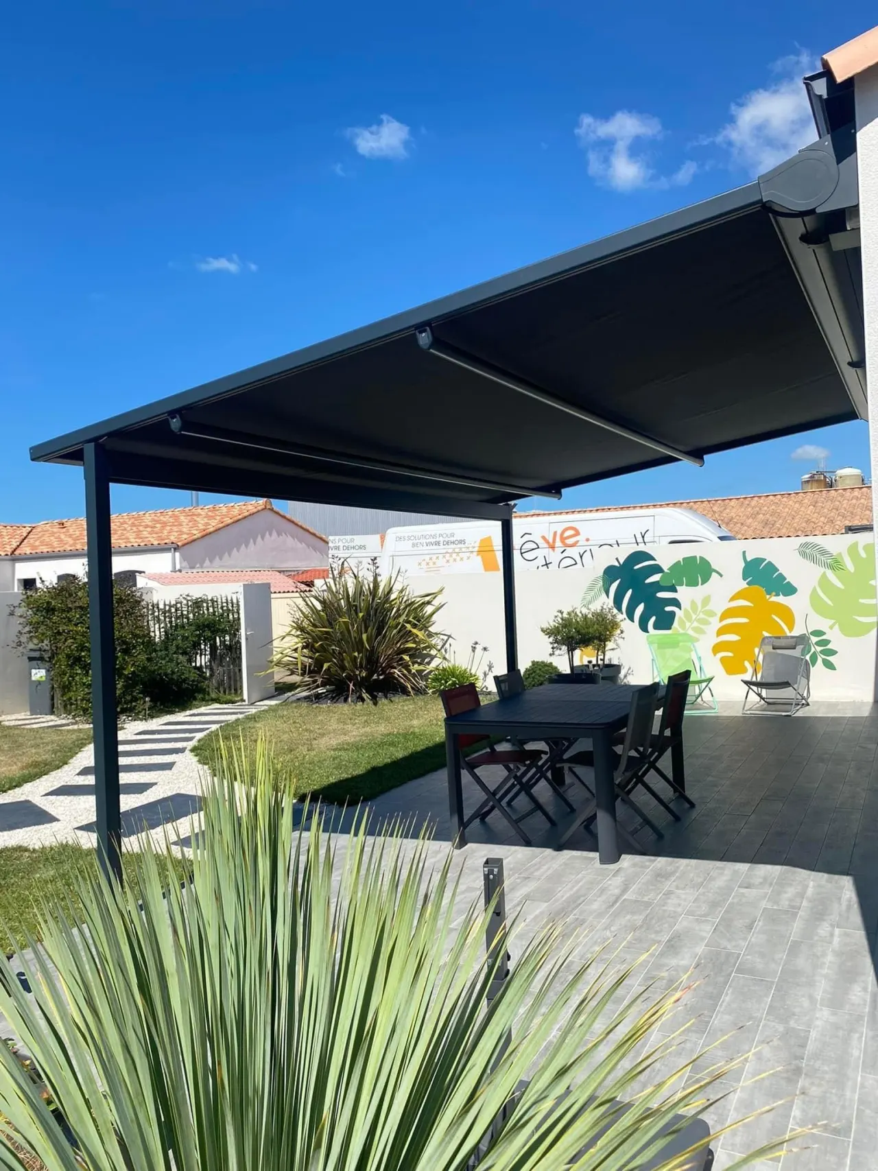 Pergola store avec ossature en aluminium laquée gris anthracite avec toile gris anthracite et bandeau led intégré