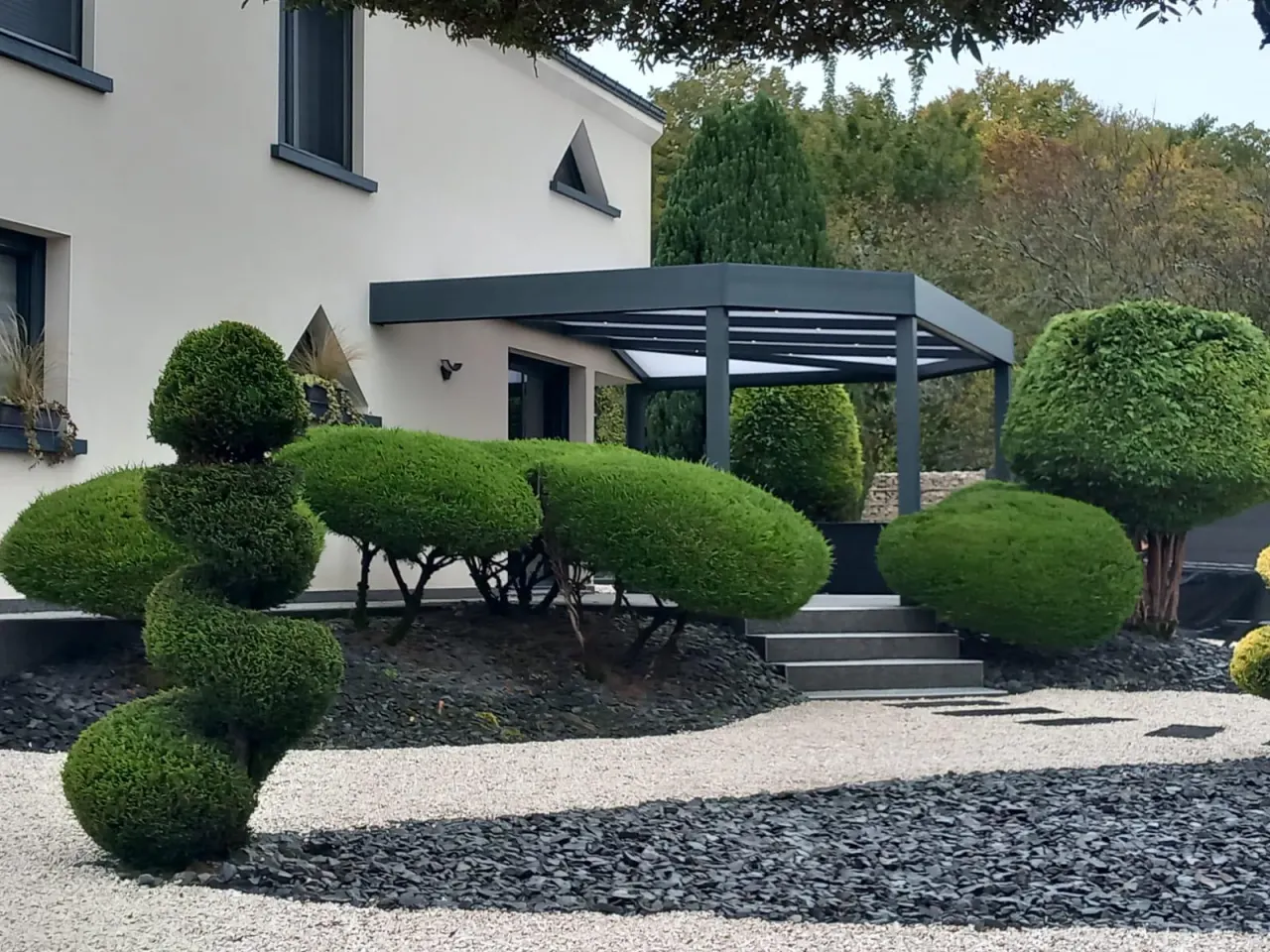 Pergola fixe avec ossature en aluminium laquée gris anthracite avec toiture panneaux polycarbonates 32mm avec éclairage spots leds intégrés dans les chevrons et pergola avec angles qui suivent la forme de la terrasse
