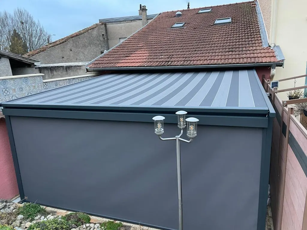 Pergola store installée à Morville-sur-Seille (54)