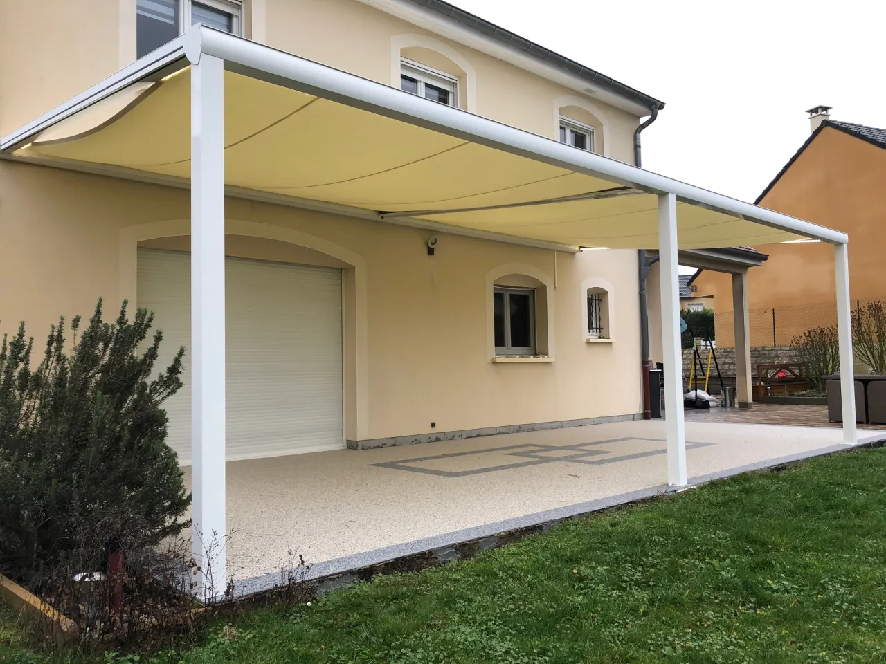 Pergola store blanche installée à Montauville (54)