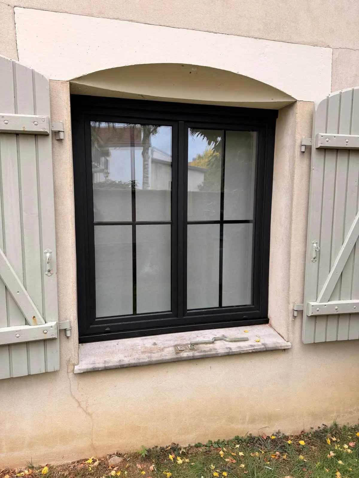 Fenêtres PVC noires avec croisillons à Custines — vue 8