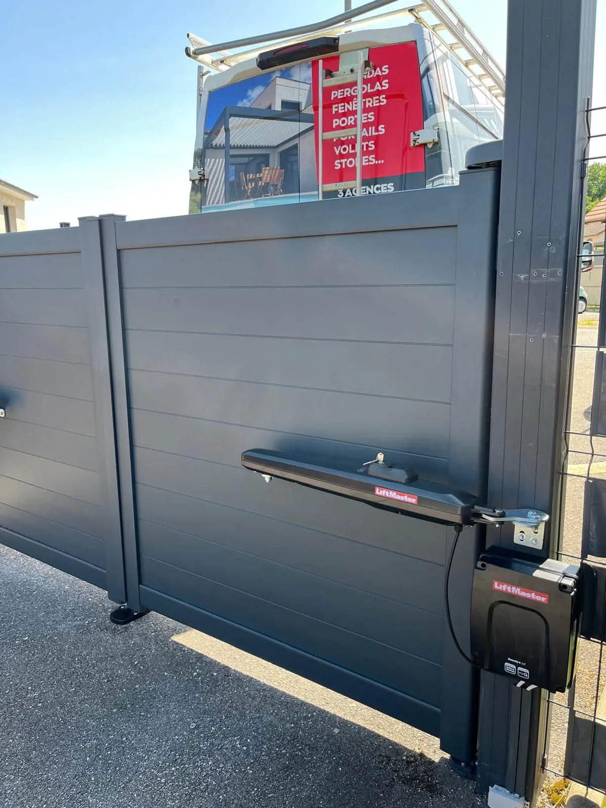 Portail aluminium motorisé et portillon assorti à Jezainville — vue 1