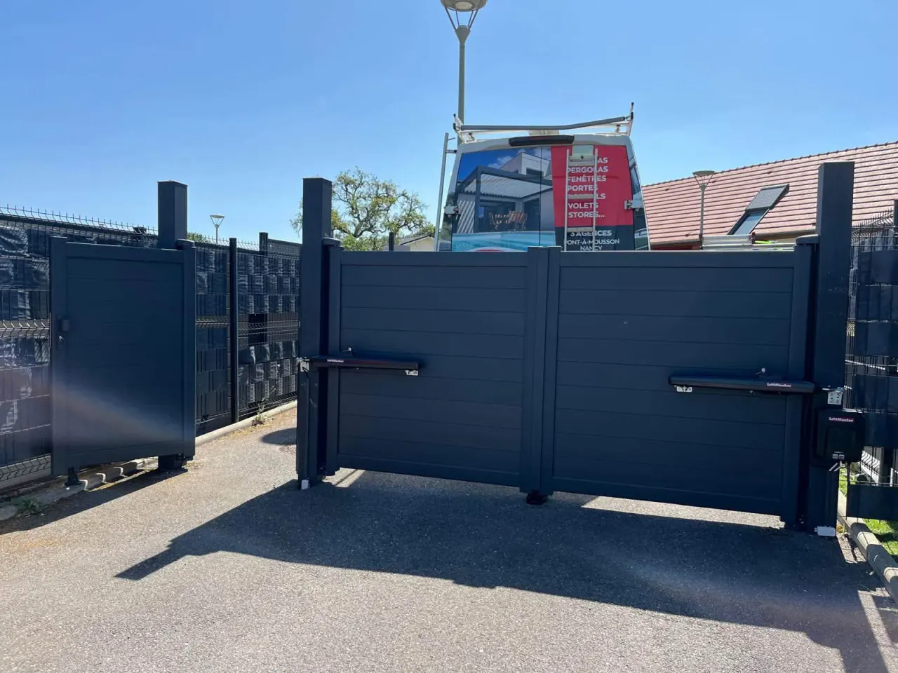 Portail aluminium motorisé et portillon assorti à Jezainville — vue 2