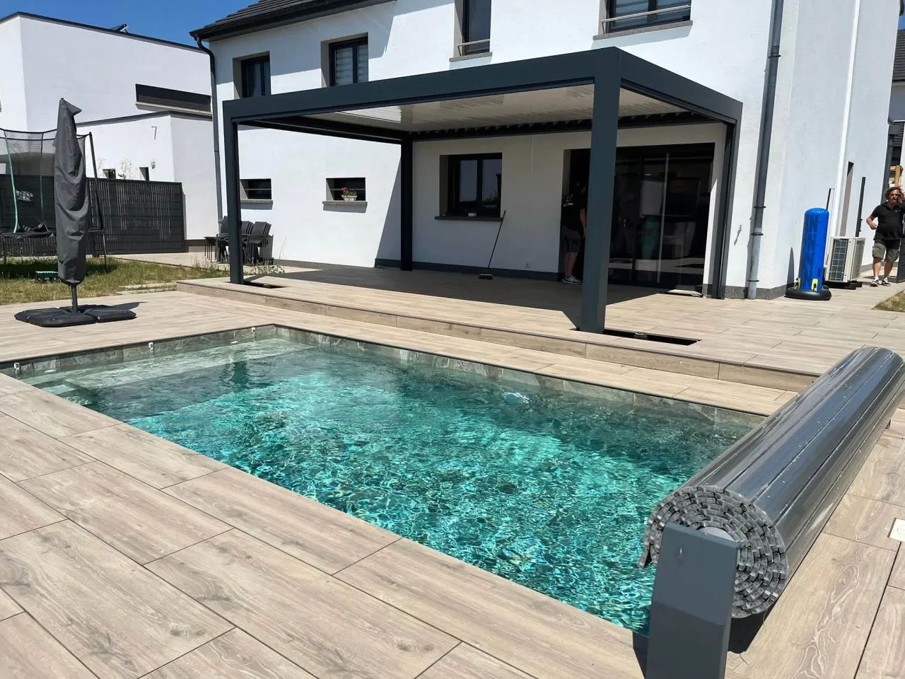 Pergola bioclimatique de 7 m × 4 m à Pont-à-Mousson — vue 1