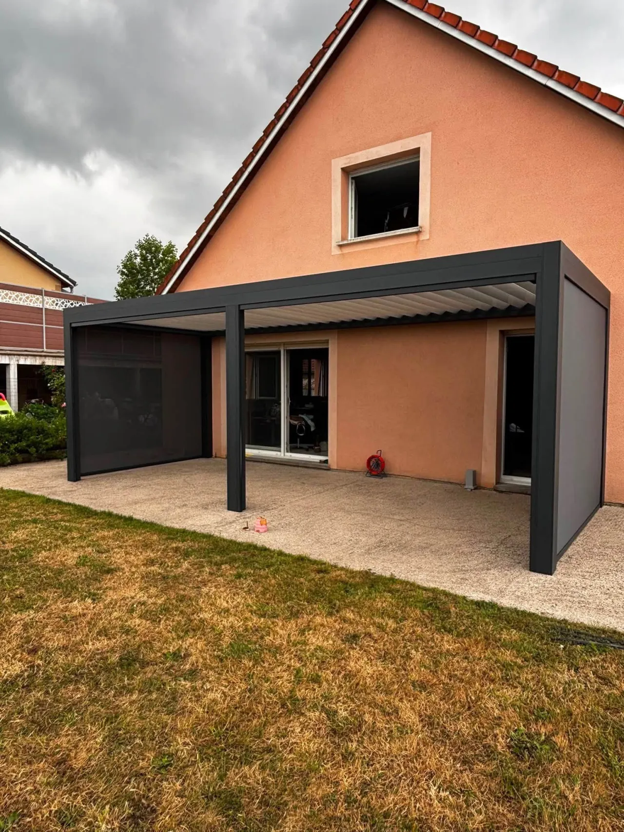 Pergola bioclimatique avec quatre stores ZIP à Belleville — vue 1