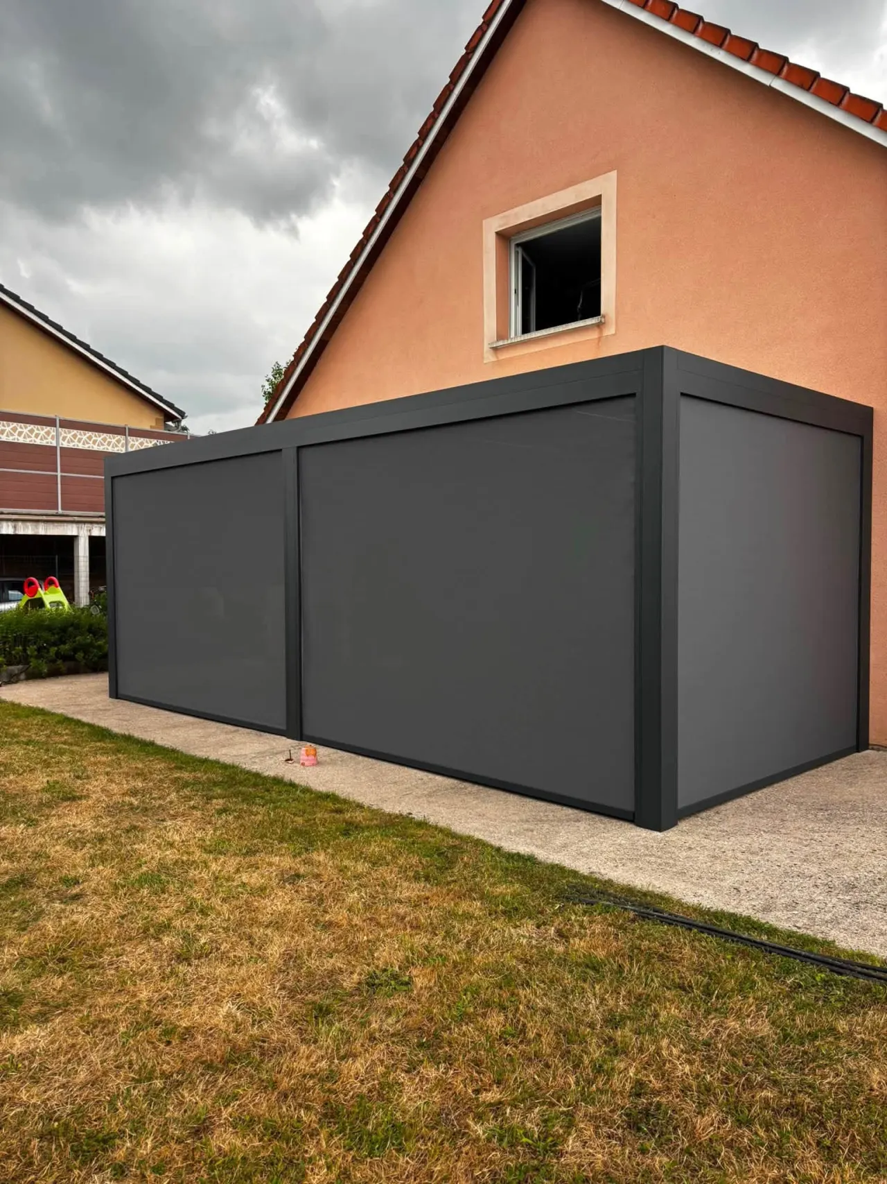 Pergola bioclimatique avec quatre stores ZIP à Belleville — vue 2