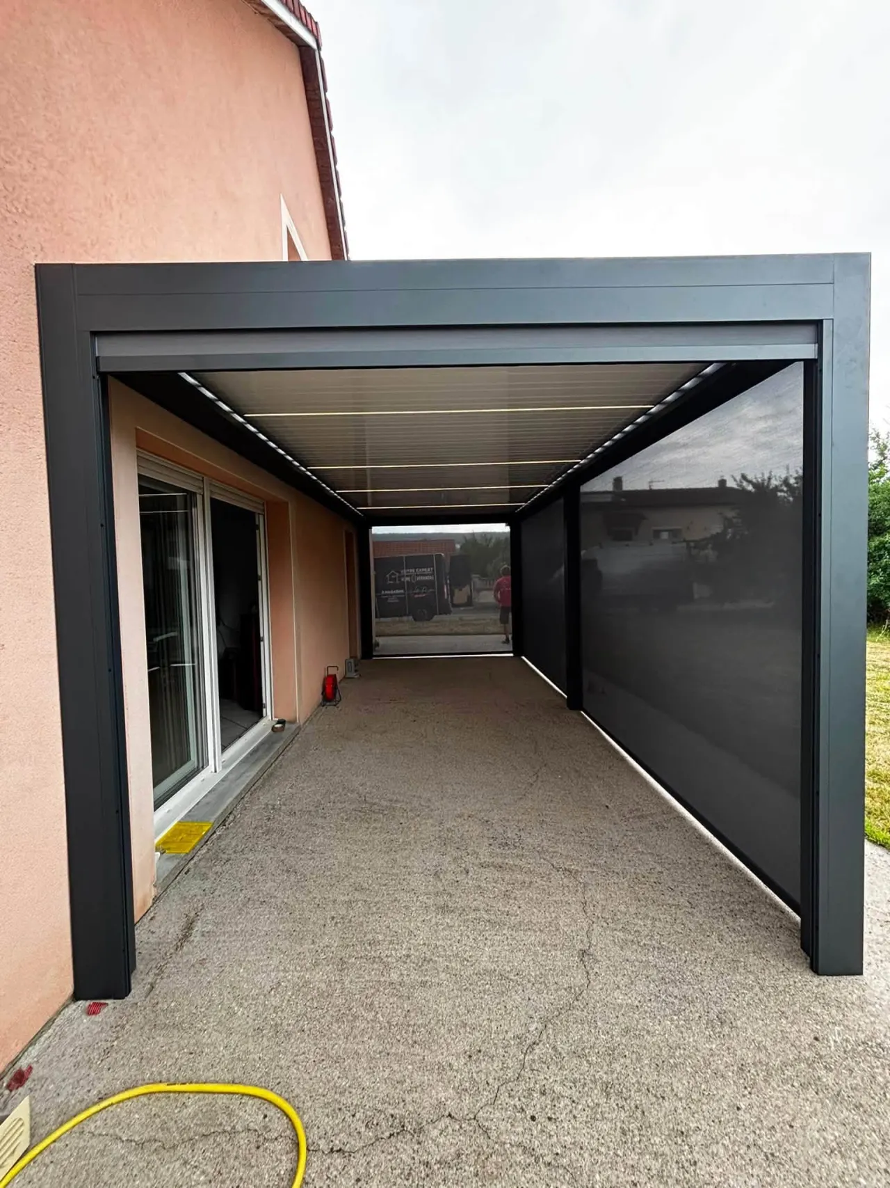 Pergola bioclimatique avec quatre stores ZIP à Belleville — vue 3