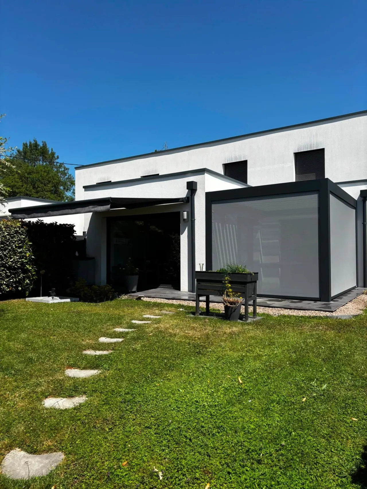 Pergola bioclimatique et store banne à Heillecourt — vue 1