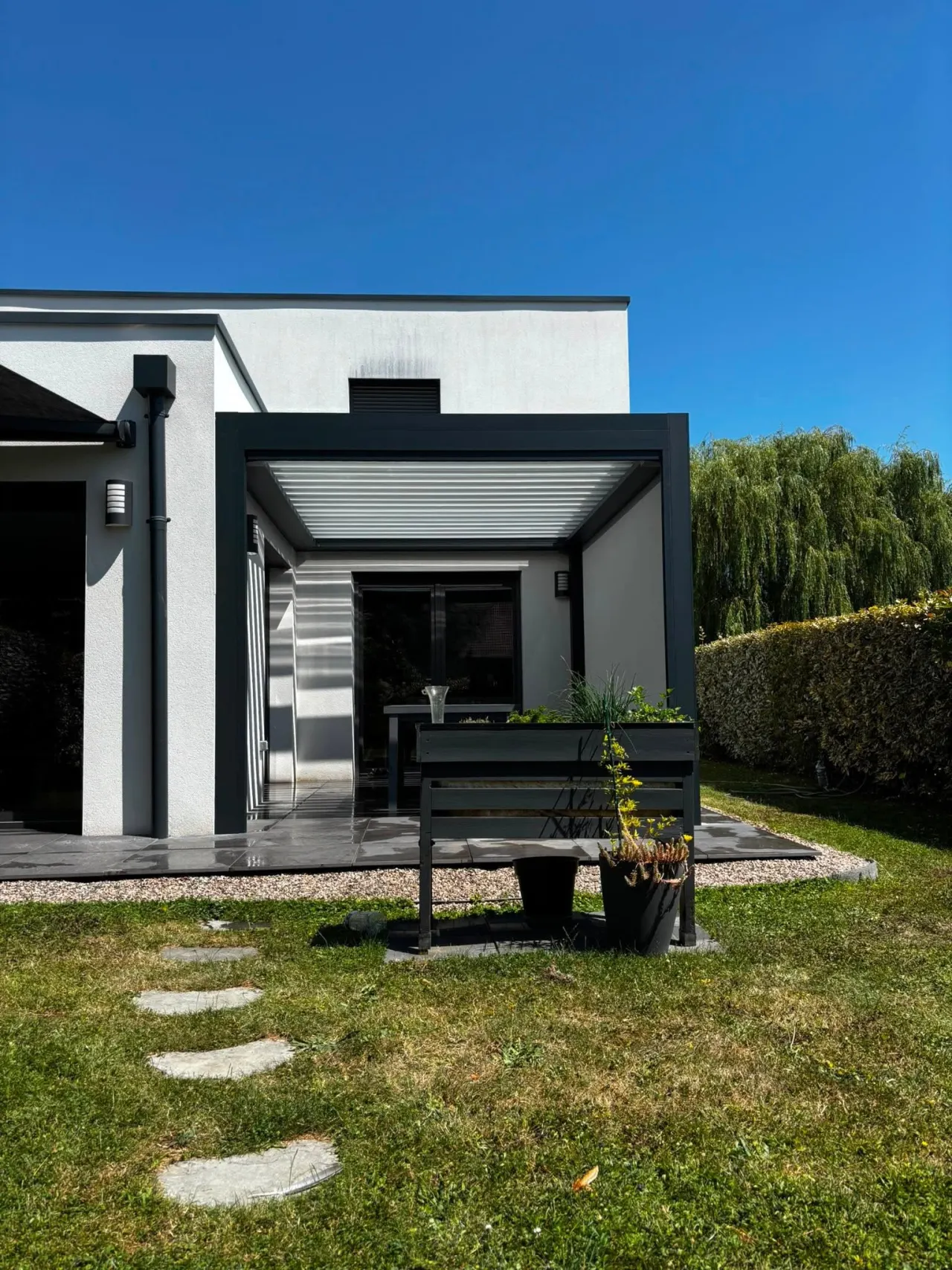 Pergola bioclimatique et store banne à Heillecourt — vue 2
