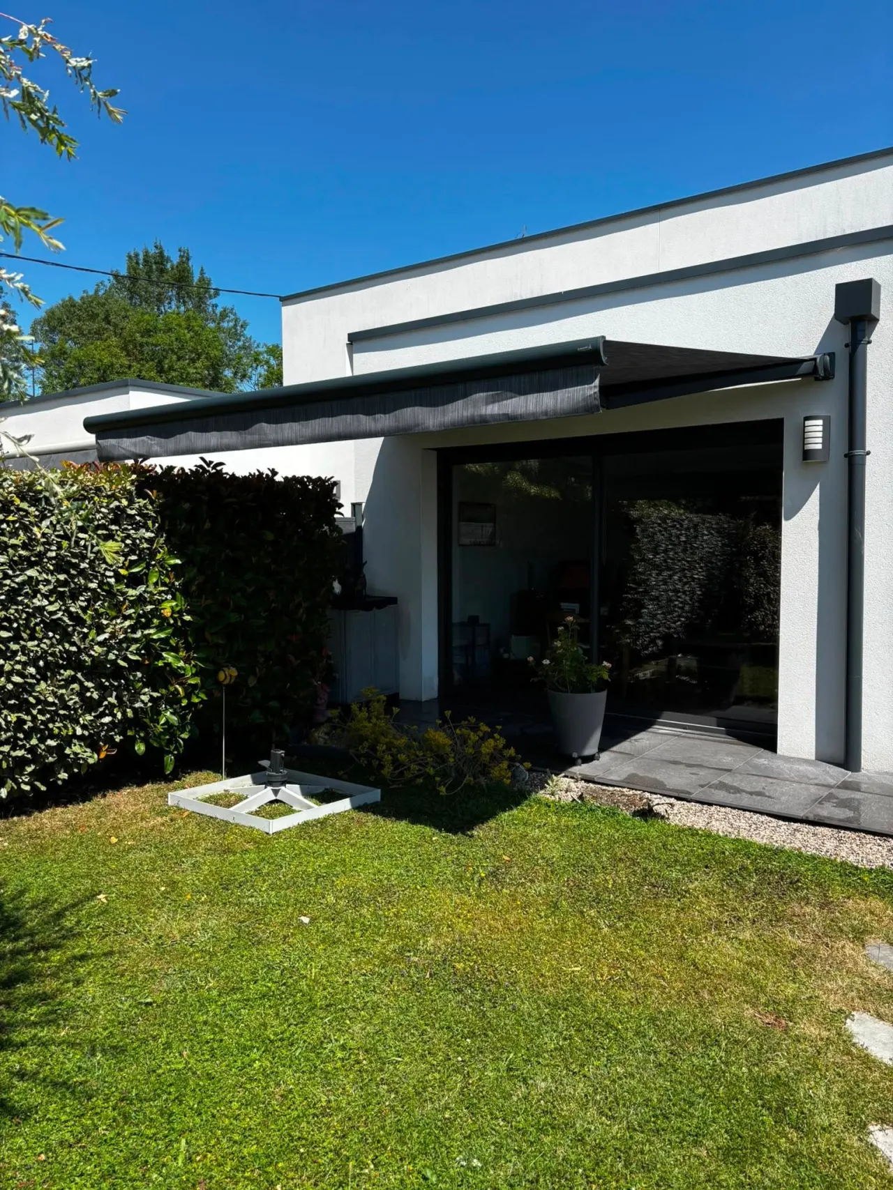 Pergola bioclimatique et store banne à Heillecourt — vue 3