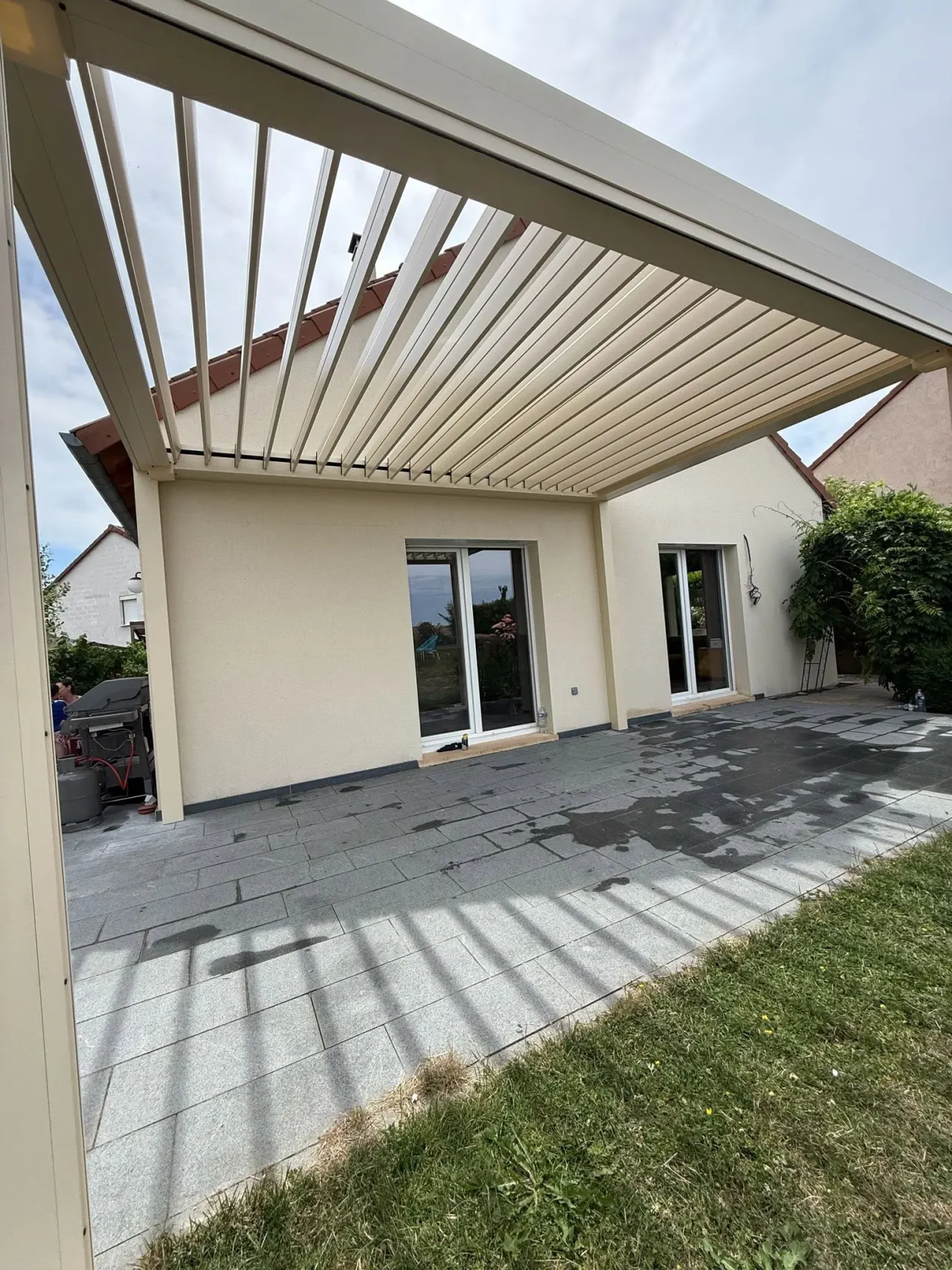 Pergola bioclimatique en aluminium à Rodemack — vue 1