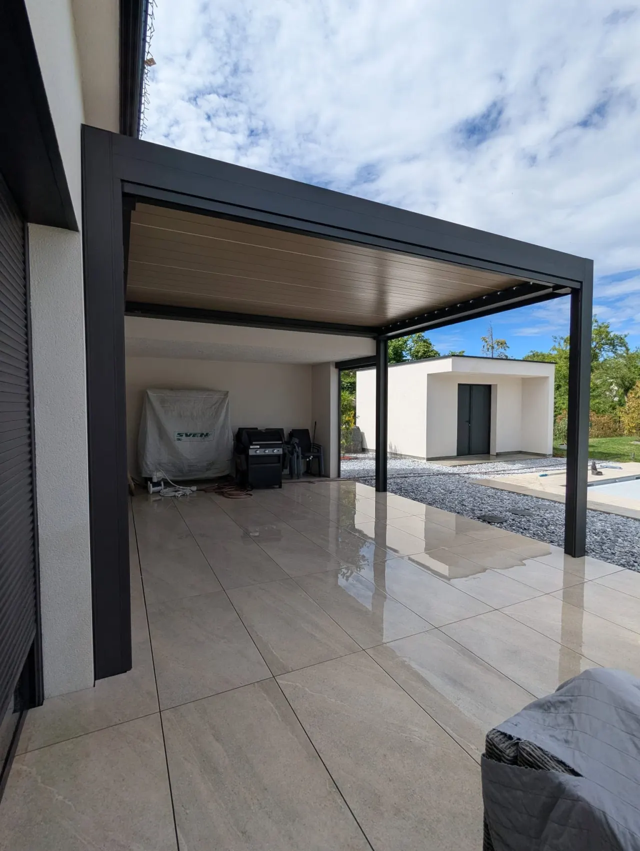 Pergola bioclimatique noir sablé et beige à Plappeville — vue 1