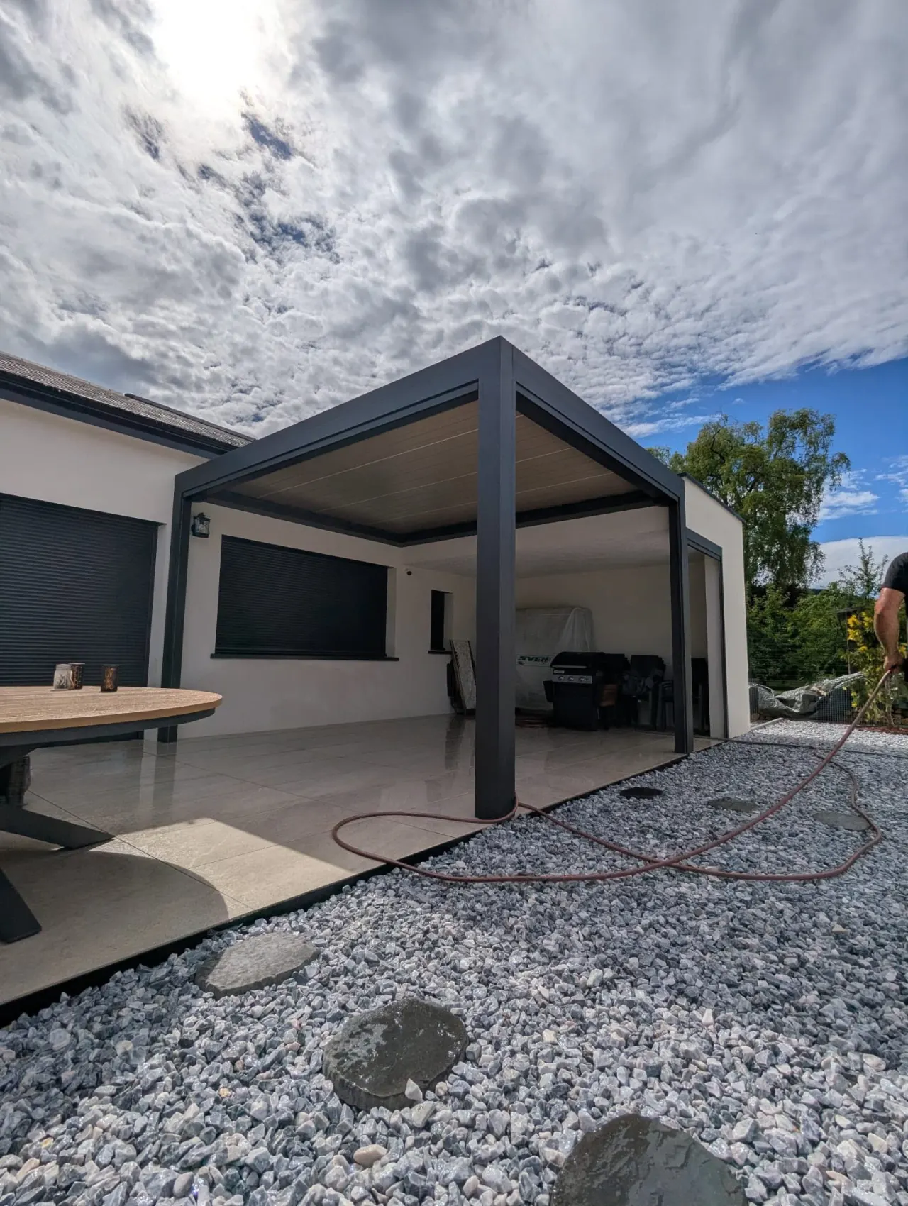Pergola bioclimatique noir sablé et beige à Plappeville — vue 2