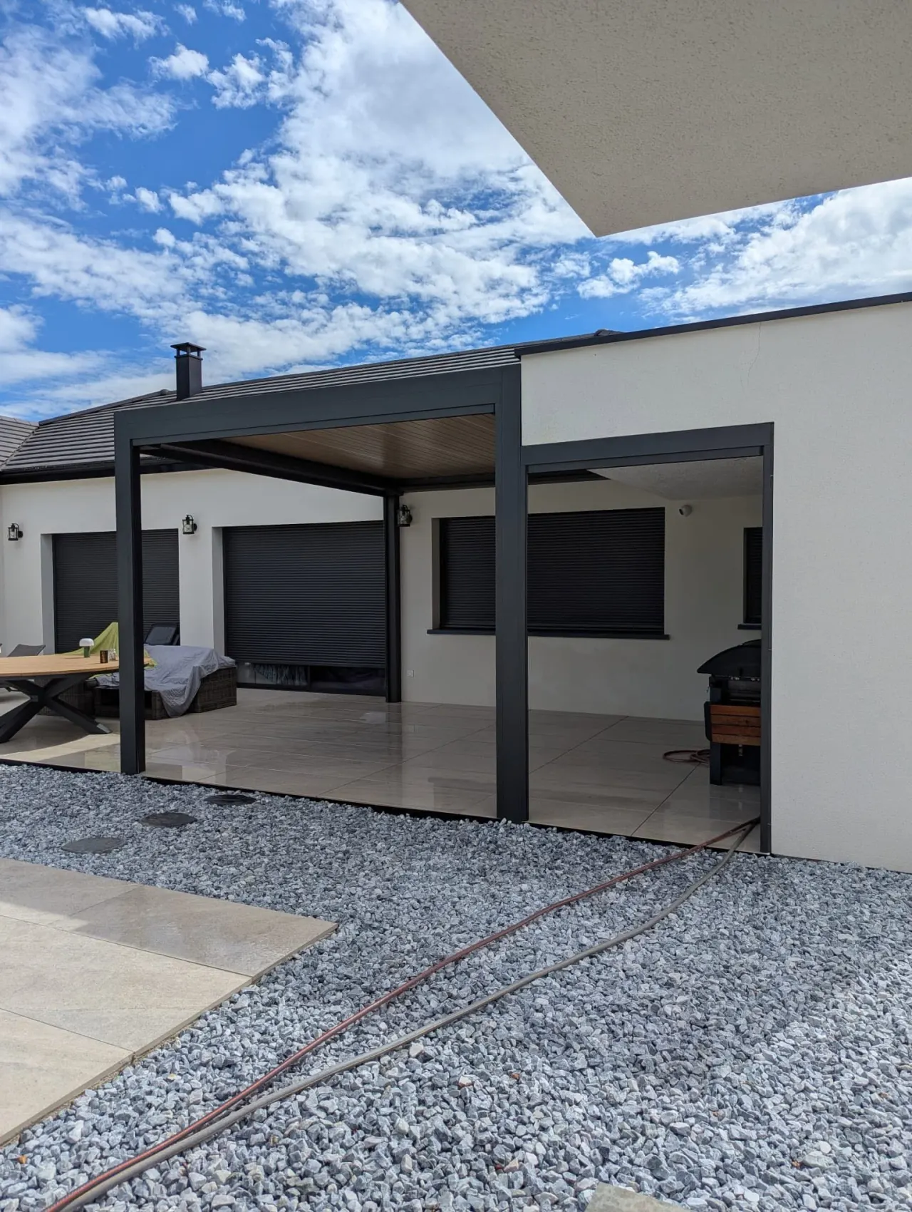 Pergola bioclimatique noir sablé et beige à Plappeville — vue 3