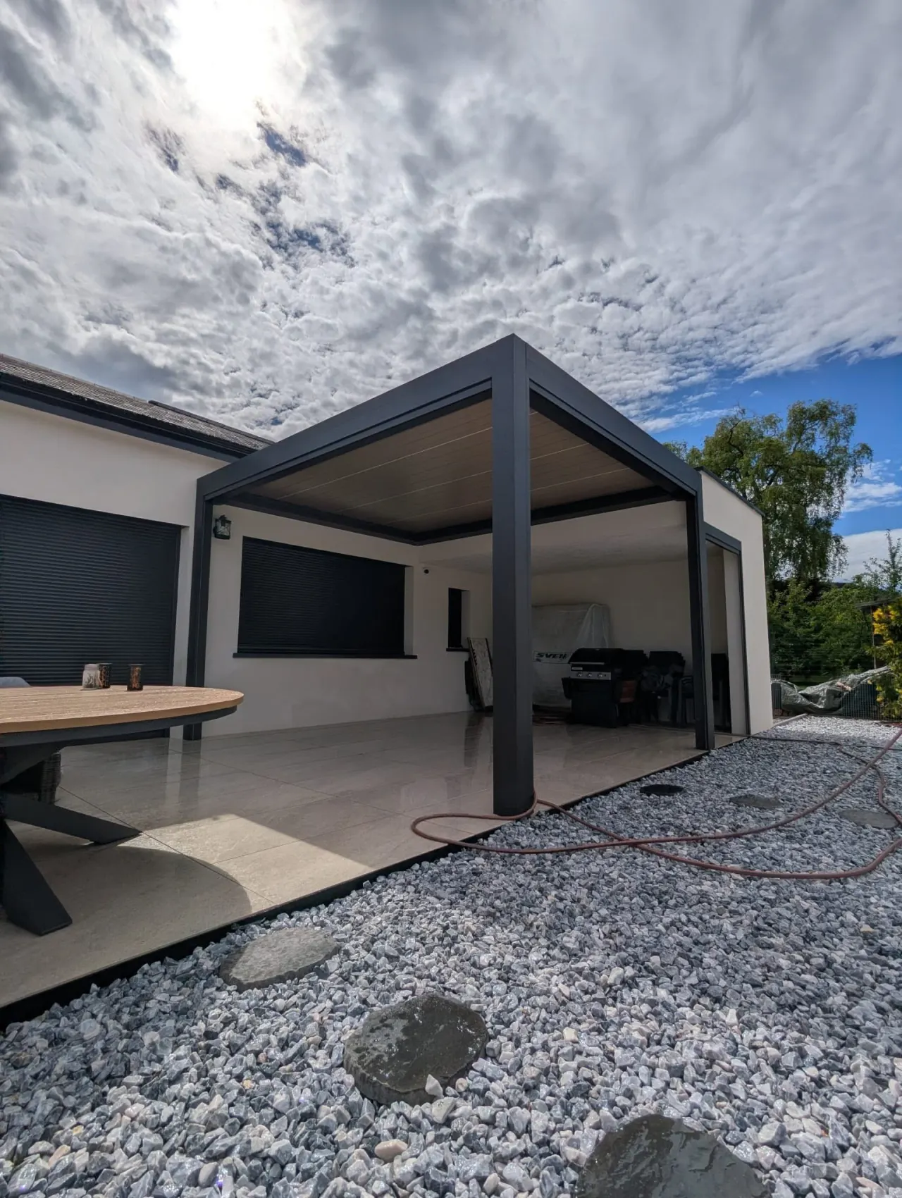 Pergola bioclimatique noir sablé et beige à Plappeville — vue 4