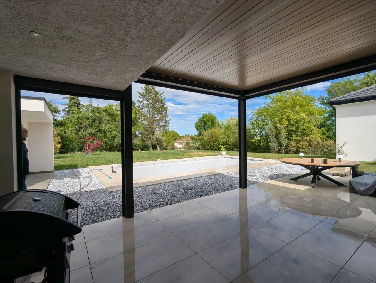 Pergola bioclimatique noir sablé et beige à Plappeville — vue 5
