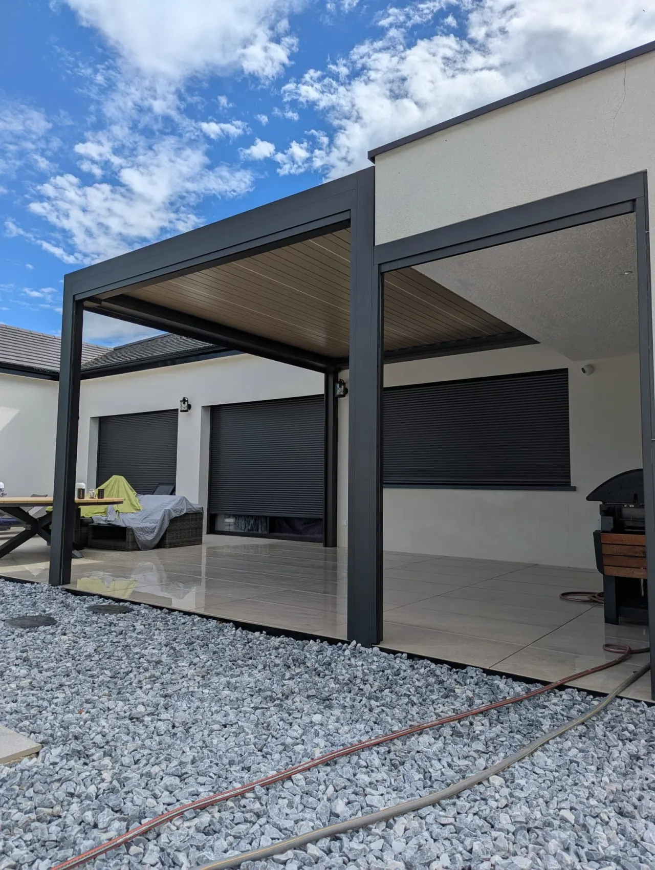 Pergola bioclimatique noir sablé et beige à Plappeville — vue 6