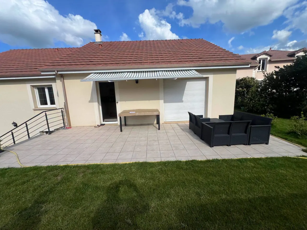 Pergola bioclimatique avec stores screen à Norroy-lès-Pont-à-Mousson — vue 1