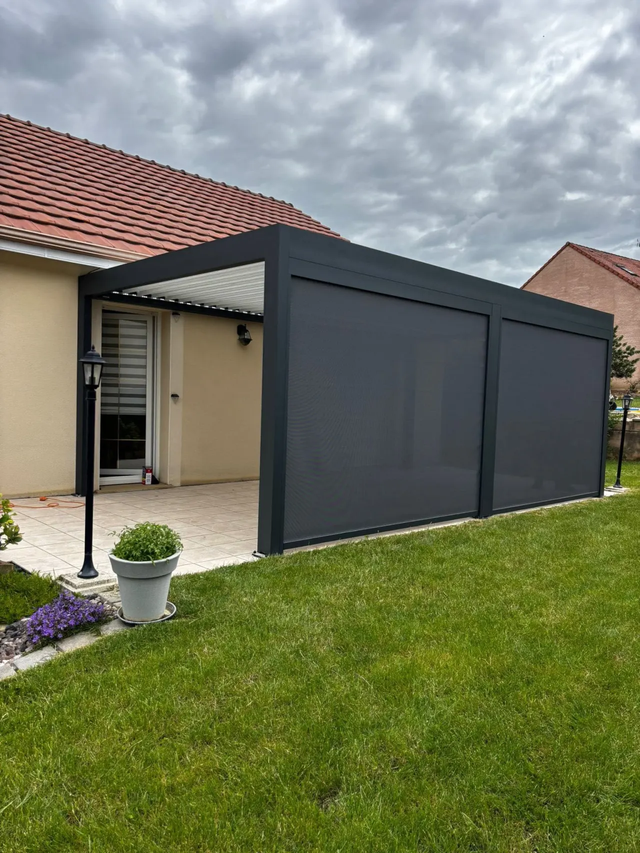 Pergola bioclimatique avec stores screen à Norroy-lès-Pont-à-Mousson — vue 3