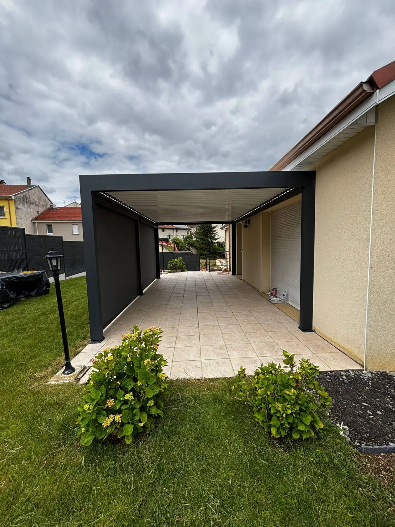 Pergola bioclimatique avec stores screen à Norroy-lès-Pont-à-Mousson — vue 4