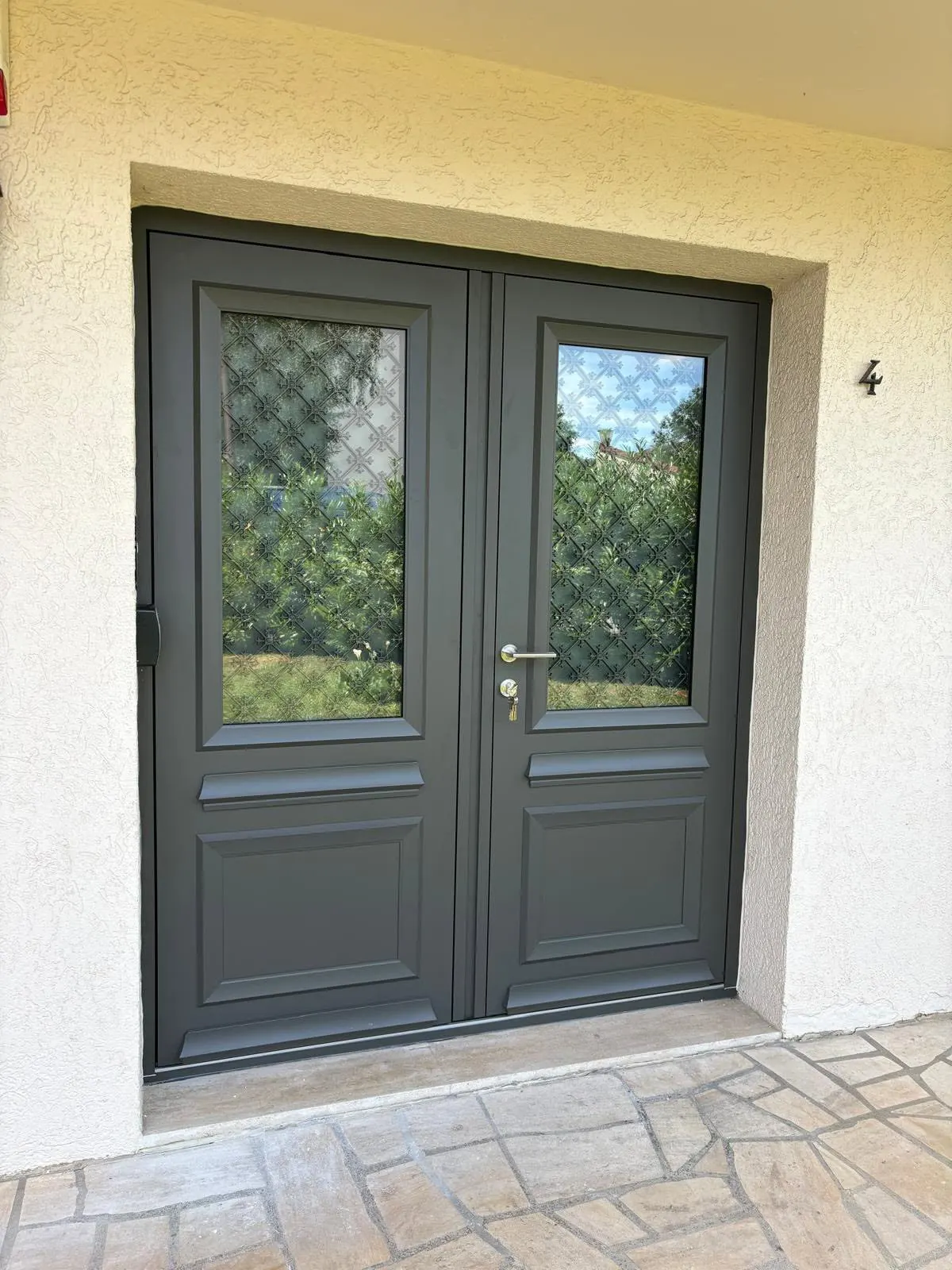 Porte d’entrée aluminium bleue traditionnelle à Pulnoy — vue 1