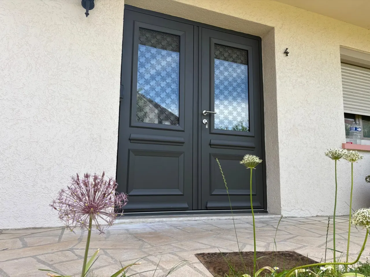 Porte d’entrée aluminium bleue traditionnelle à Pulnoy — vue 3