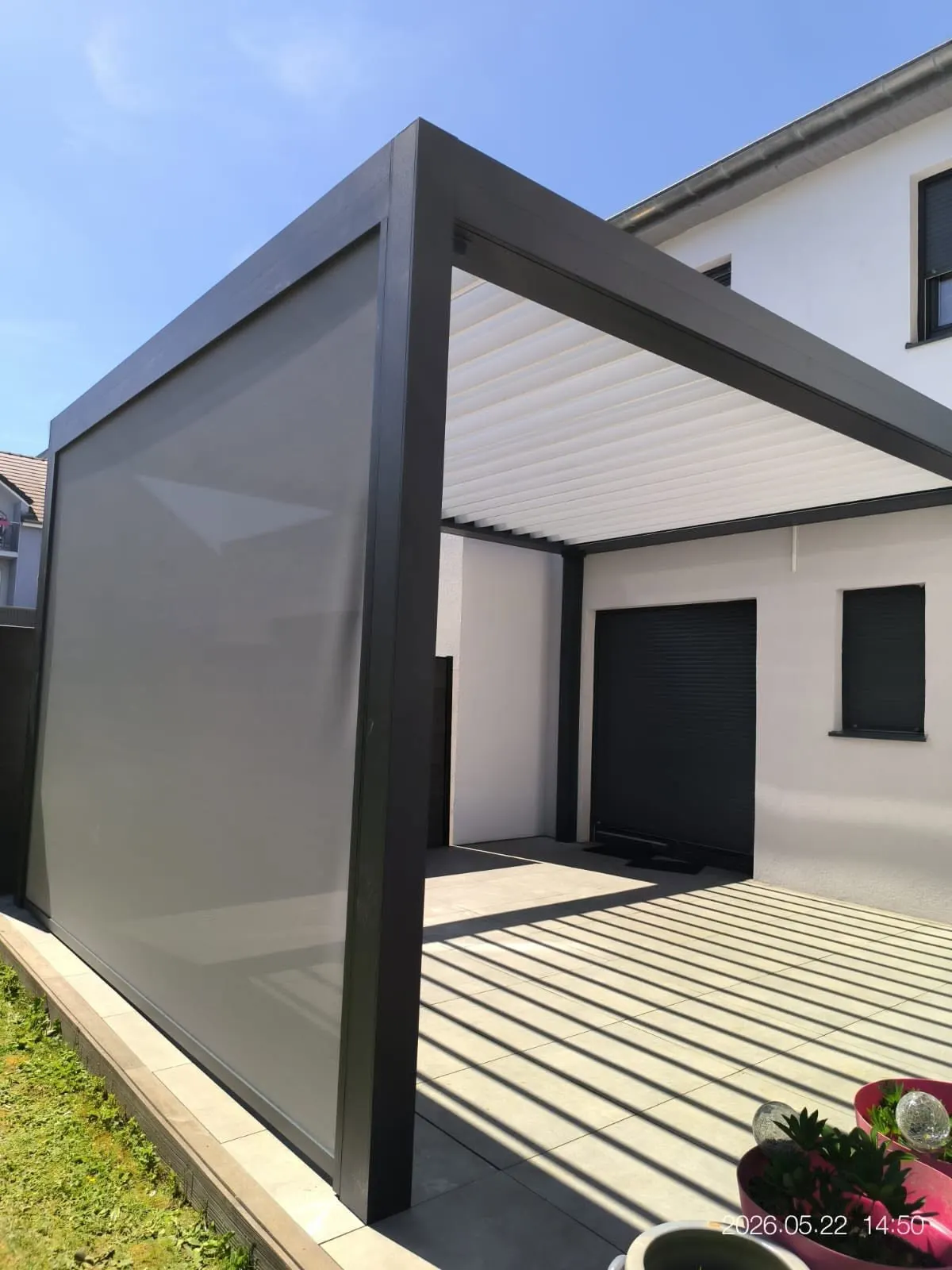 Pergola bioclimatique avec stores ZIP à Cuvry — vue 1