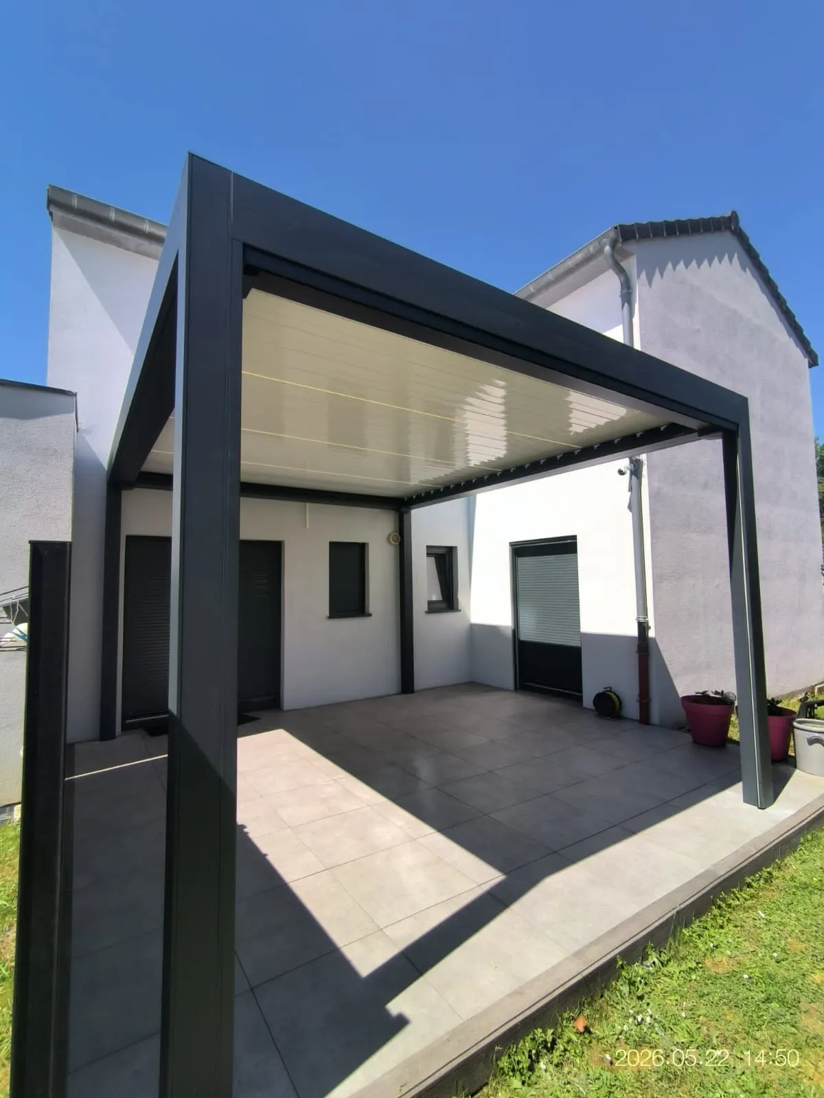 Pergola bioclimatique avec stores ZIP à Cuvry — vue 2
