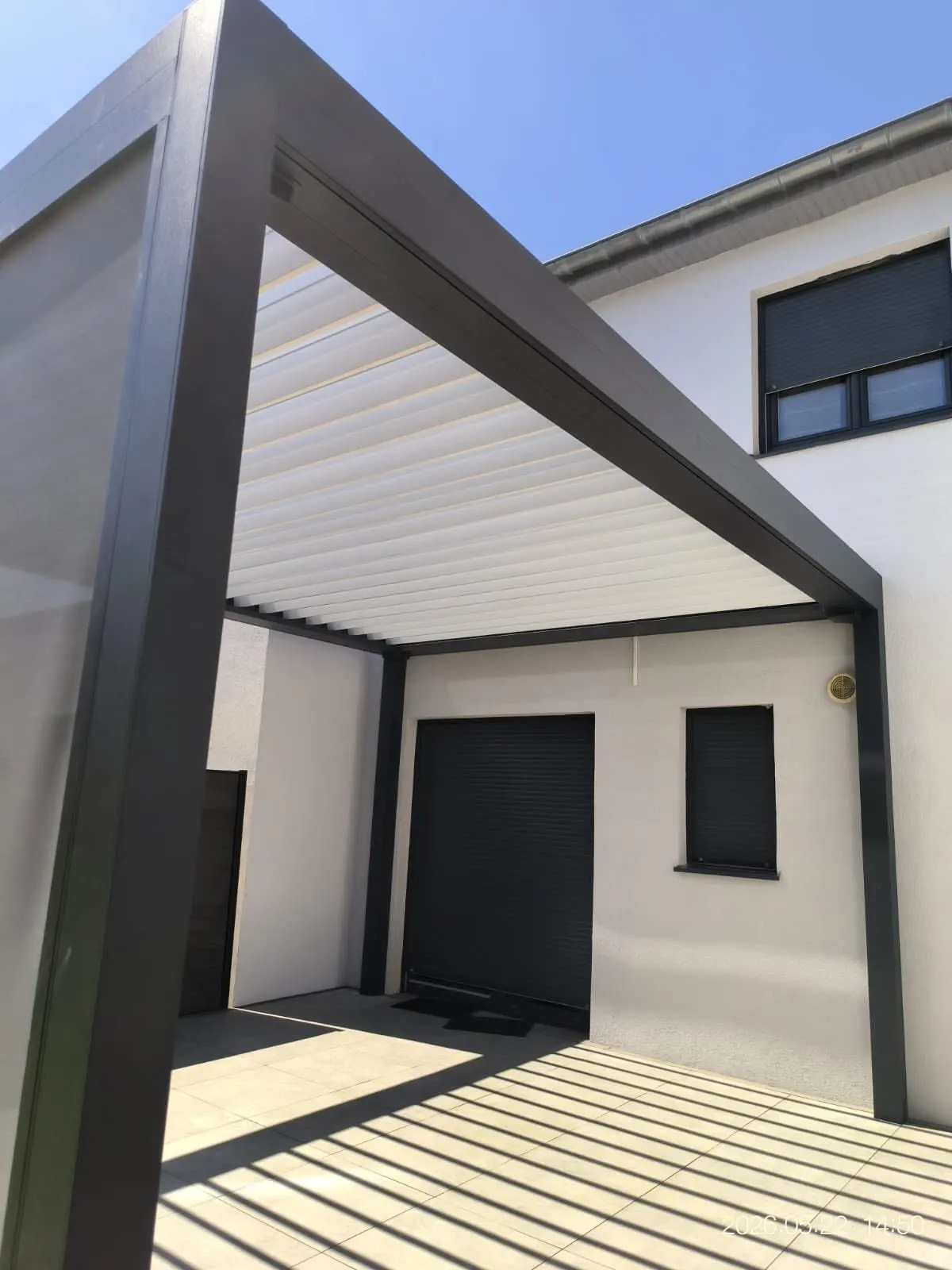 Pergola bioclimatique avec stores ZIP à Cuvry — vue 3