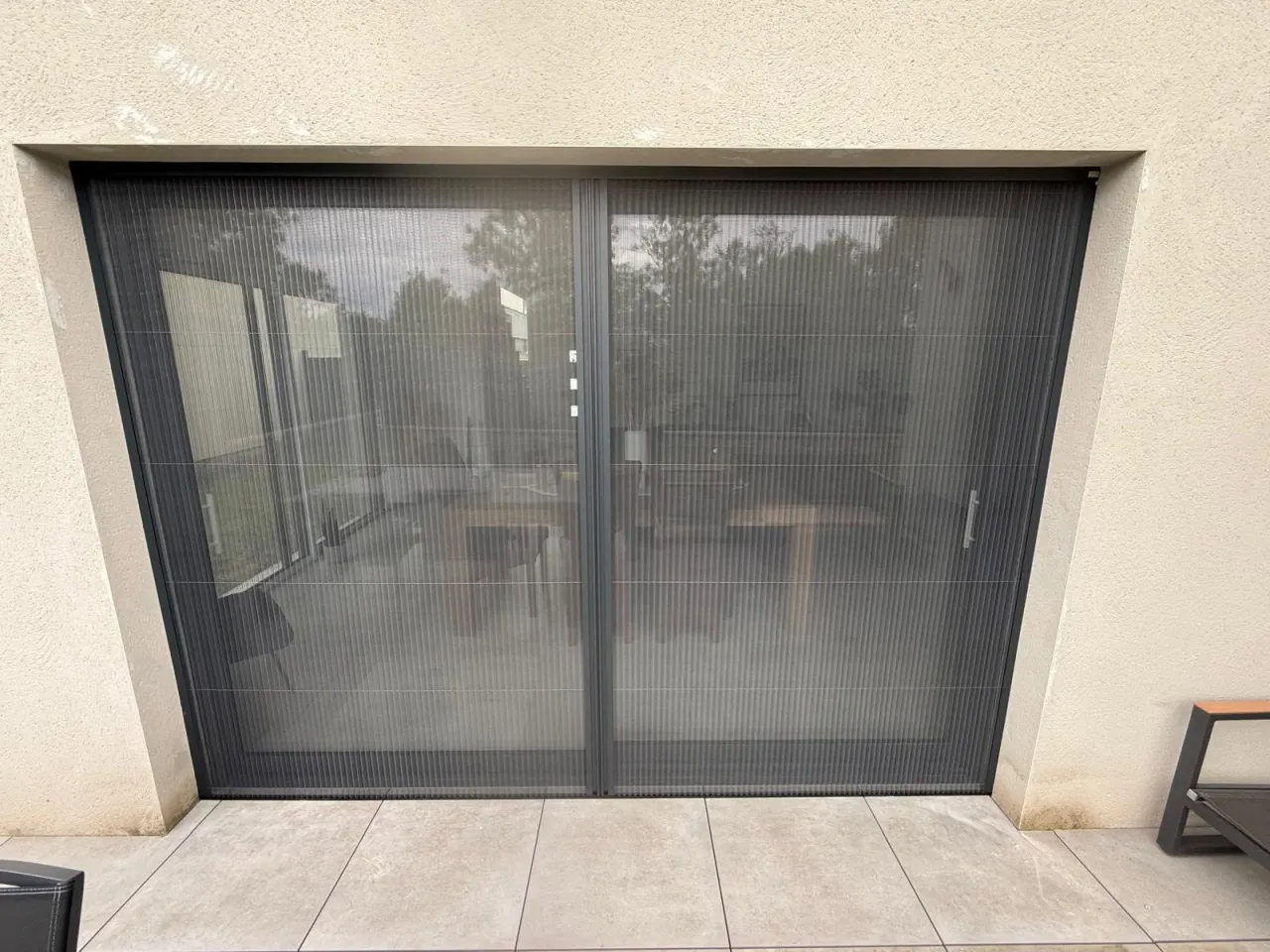 Fenêtres aluminium avec moustiquaires à Courcelles-Chaussy — vue 2