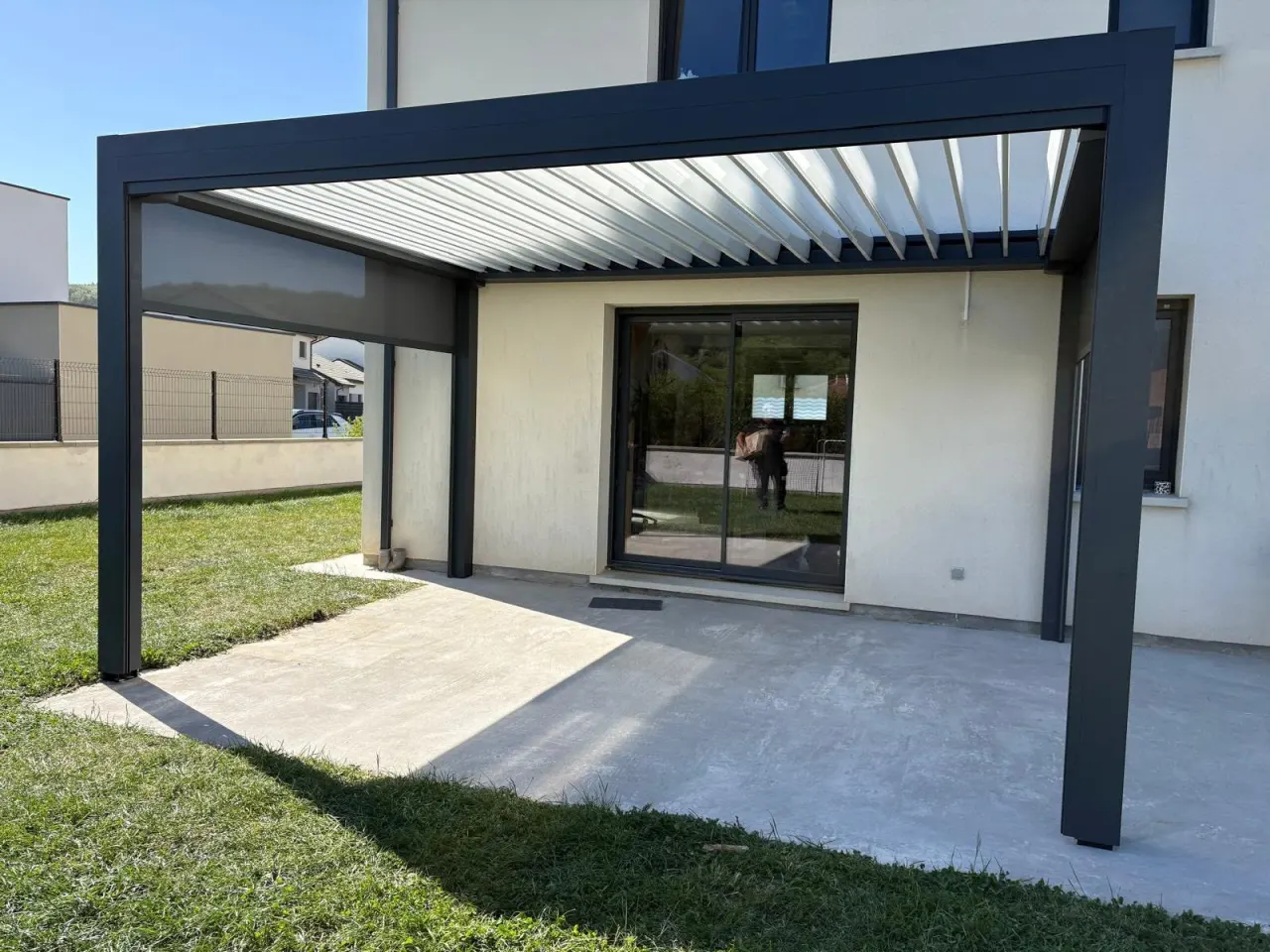 Pergola bioclimatique rétractable à Jezainville — vue 1