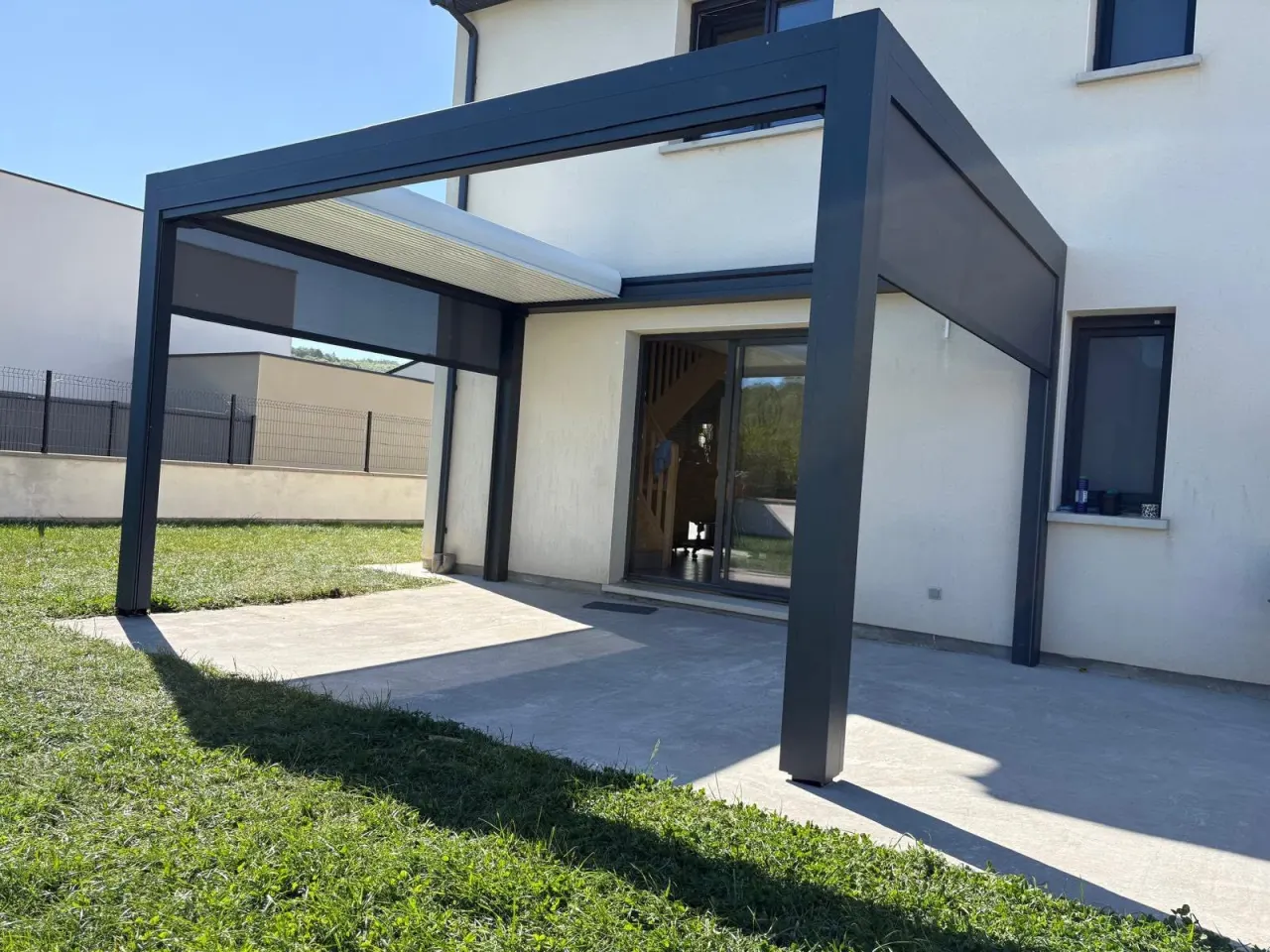 Pergola bioclimatique rétractable à Jezainville — vue 2