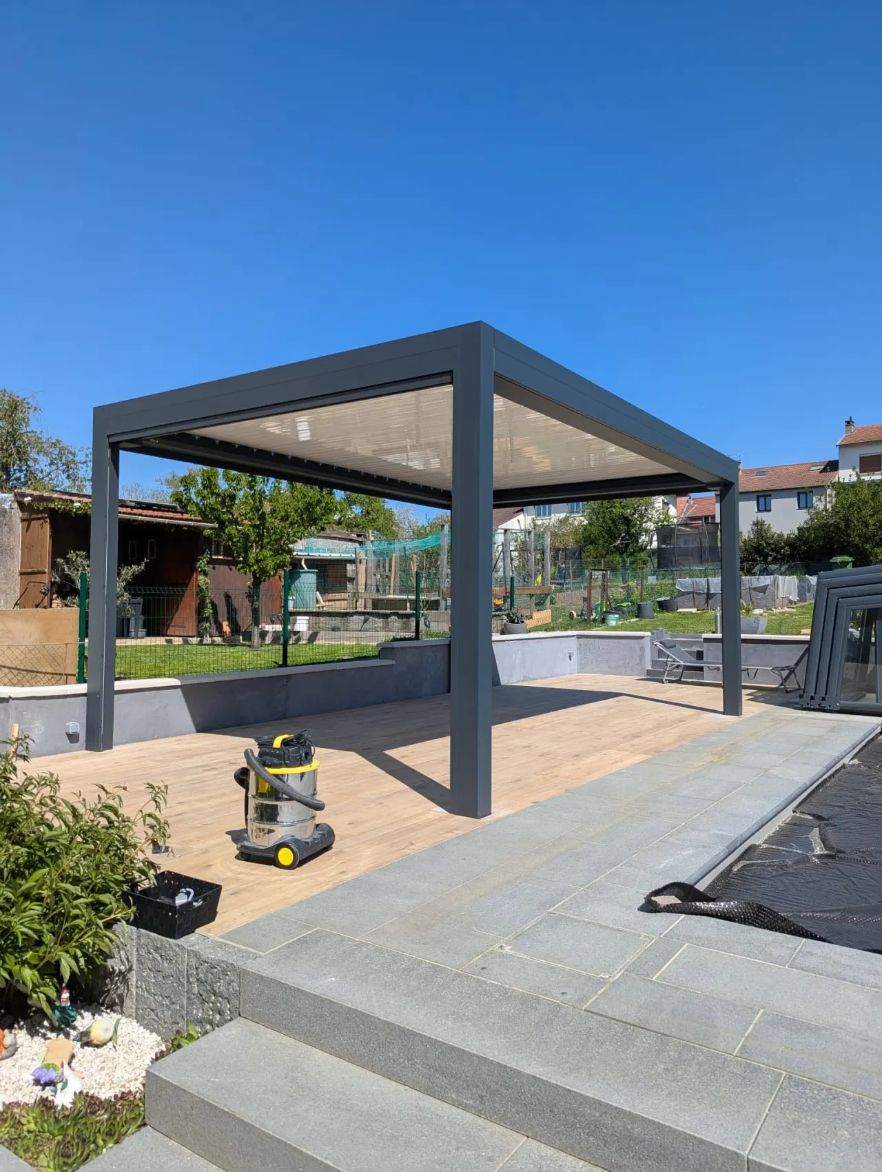 Pergola bioclimatique avec stores ZIP à Custines — vue 1