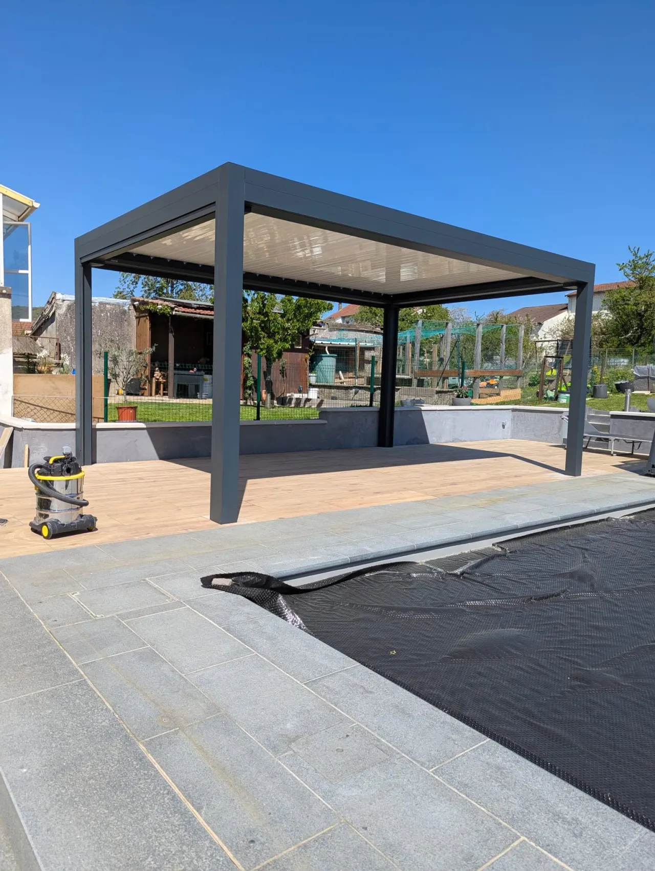 Pergola bioclimatique avec stores ZIP à Custines — vue 3