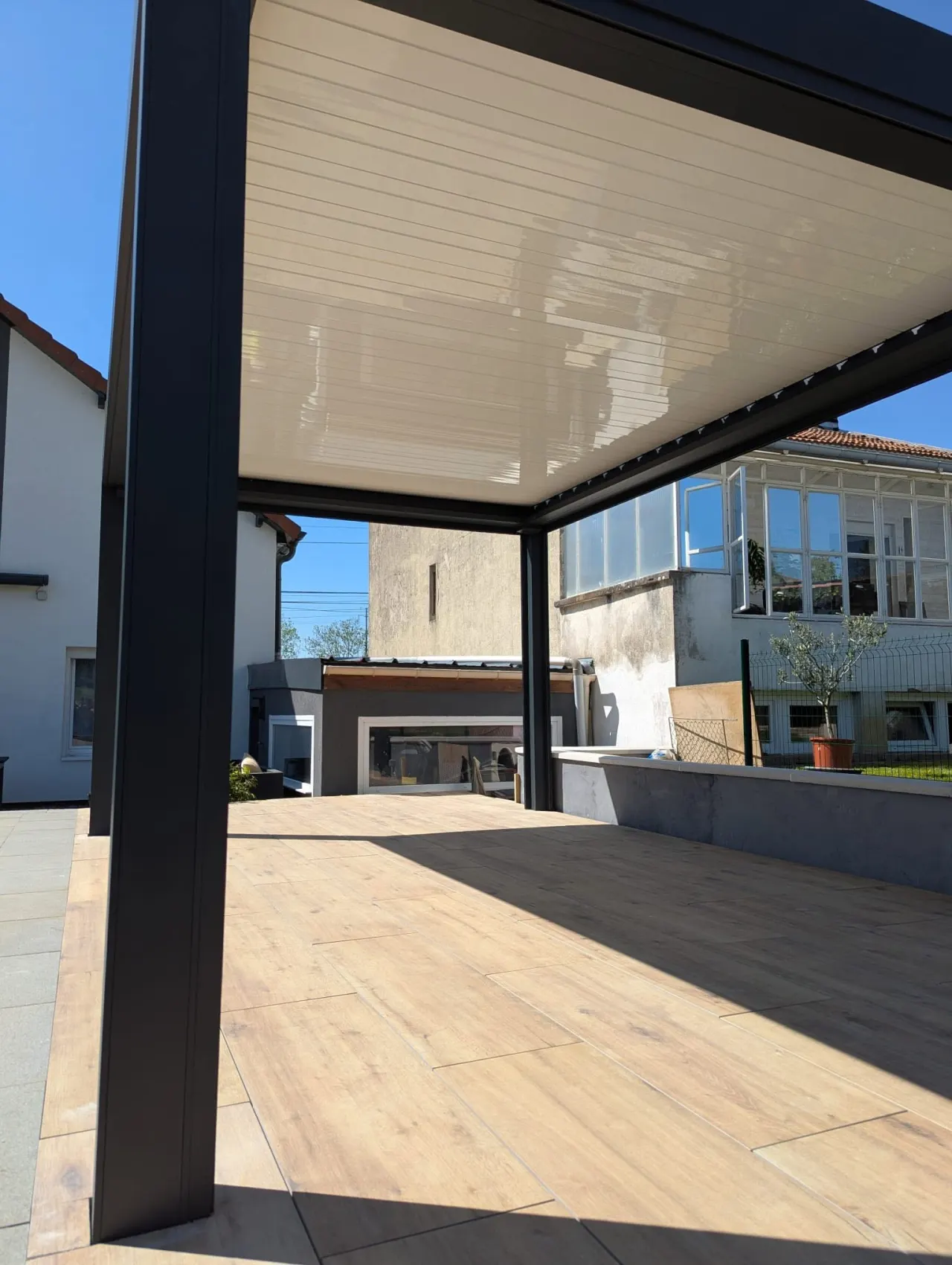 Pergola bioclimatique avec stores ZIP à Custines — vue 4