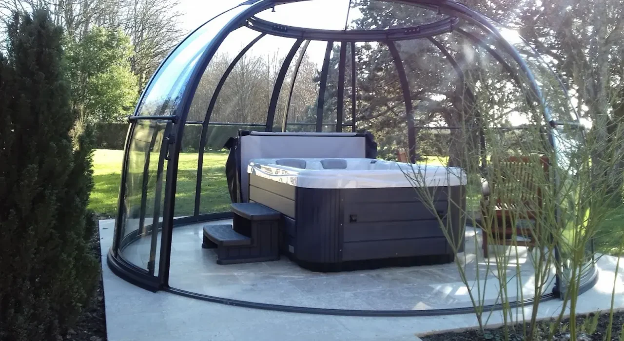 Spa extérieur protégé par un abri transparent à Bouxières-aux-Dames
