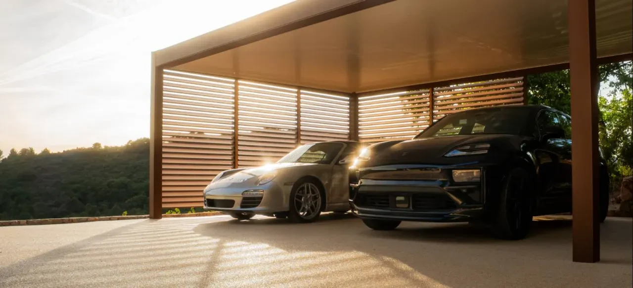 Carport abritant deux véhicules, avec un habillage à lames
